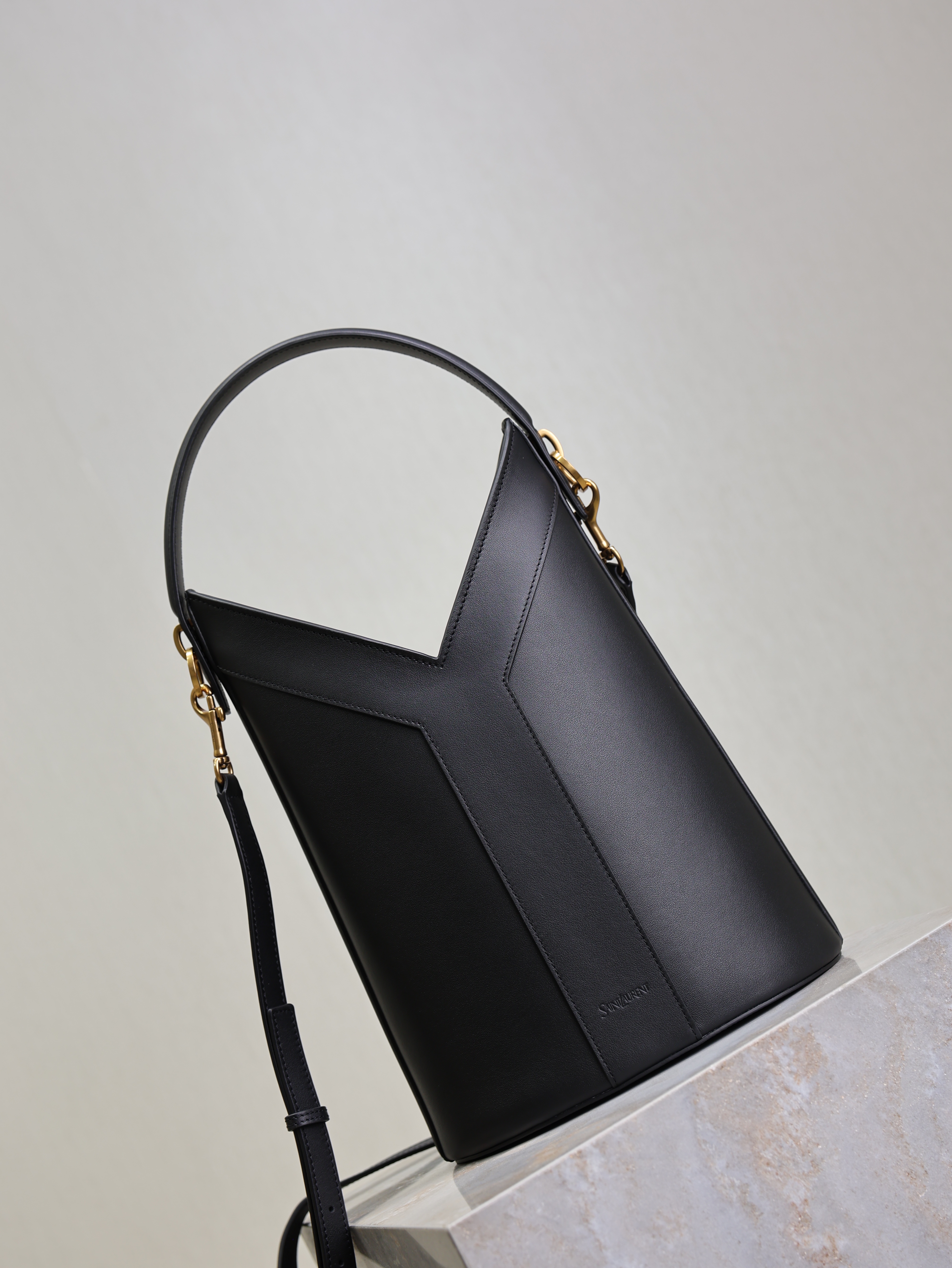 Bagsaaa Y51 Y top-handle bucket in leather 840891 black - 34cm