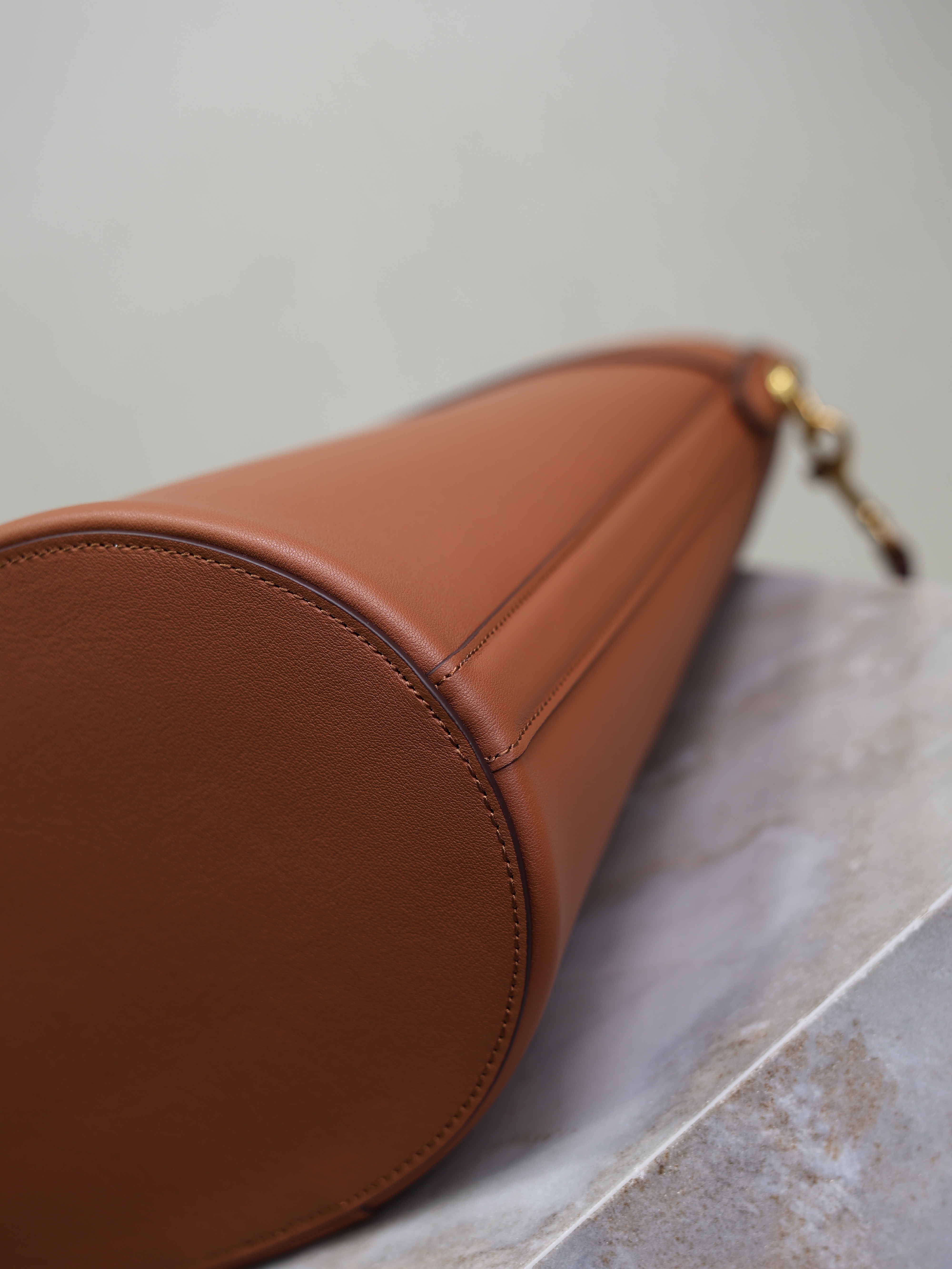 Bagsaaa Y51 Y top-handle bucket in leather 840891 brown - 34cm