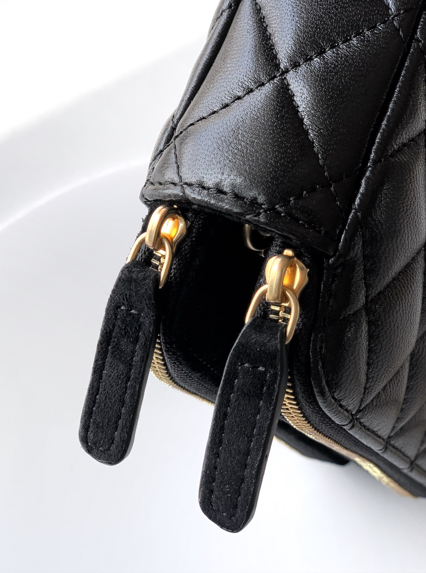 Bagsaaa Ch**el Zipped Phone Holder with Chain AP4743 Black - 18cm
