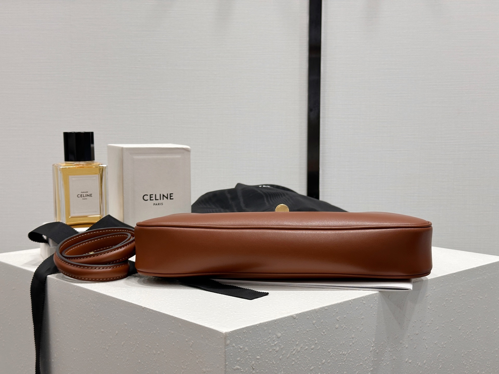 Bagsaaa Ce1i*e Shoulder Camille 16 Soft In Smooth Calfskin 122073 brown - 27cm
