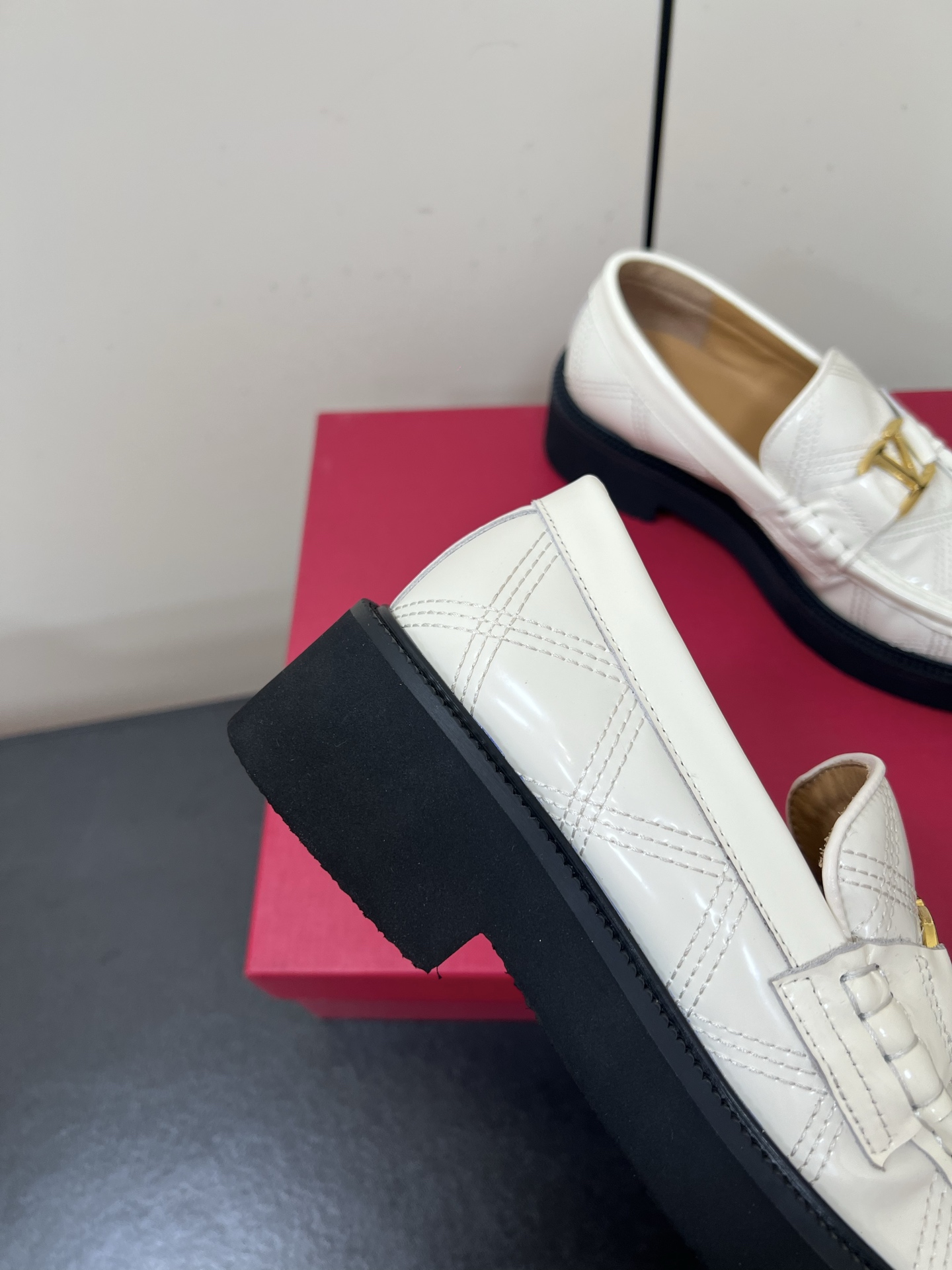 Bagsaaa Va1e*ntin0 Garavani VLogo Signature loafers white
