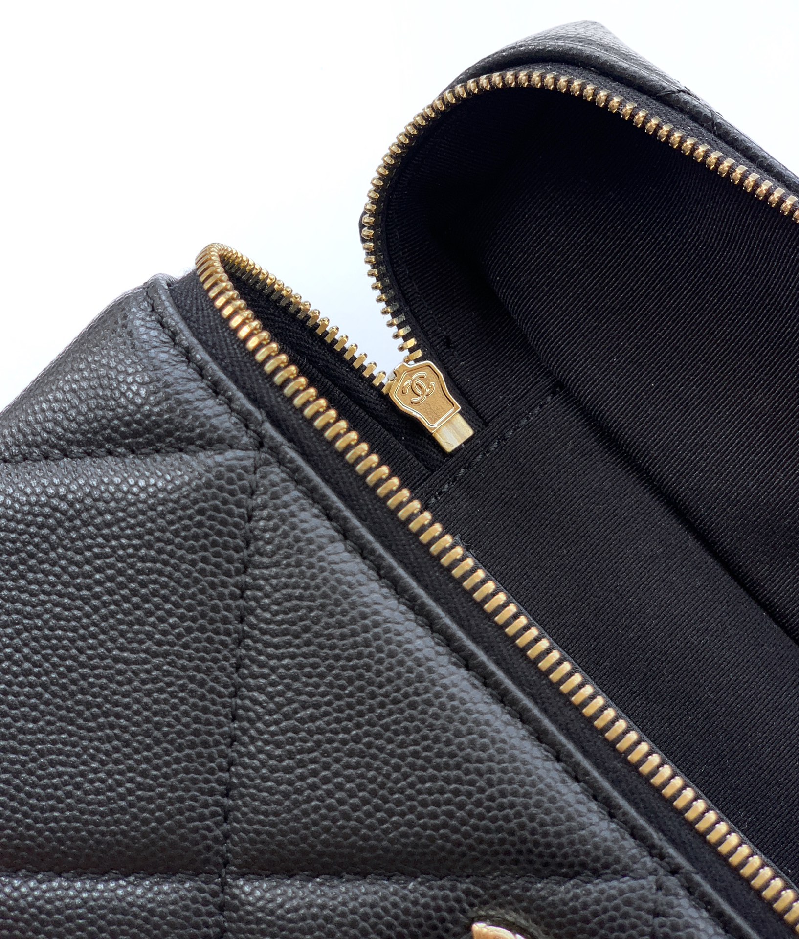 Bagsaaa Ch**el Long Vanity with chain AP4933 black caviar - 17cm