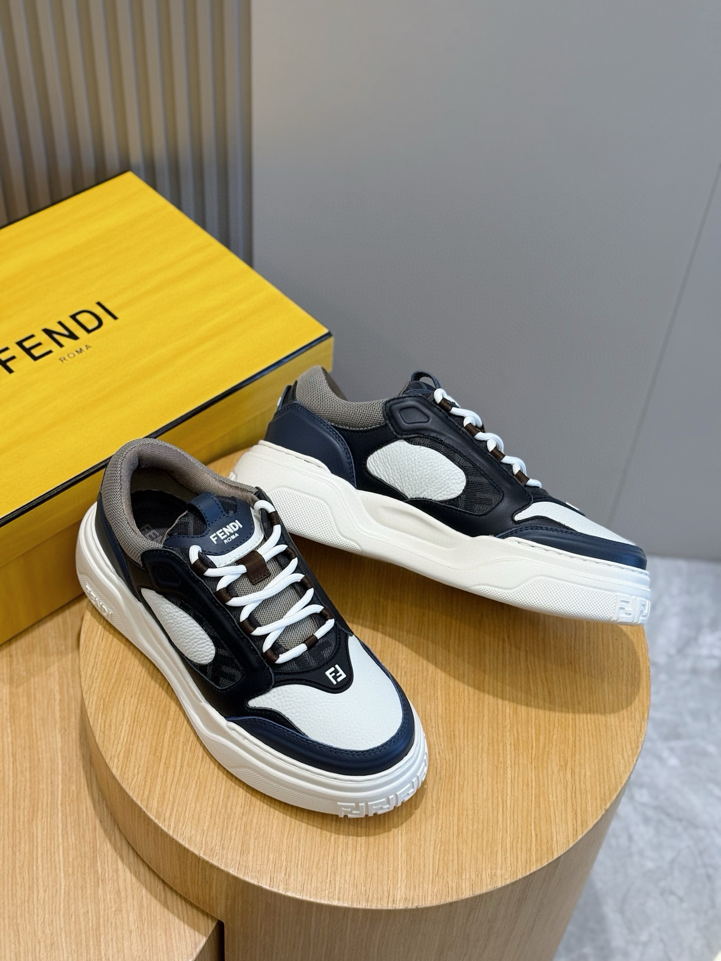 Bagsaaa F**di Force sneakers