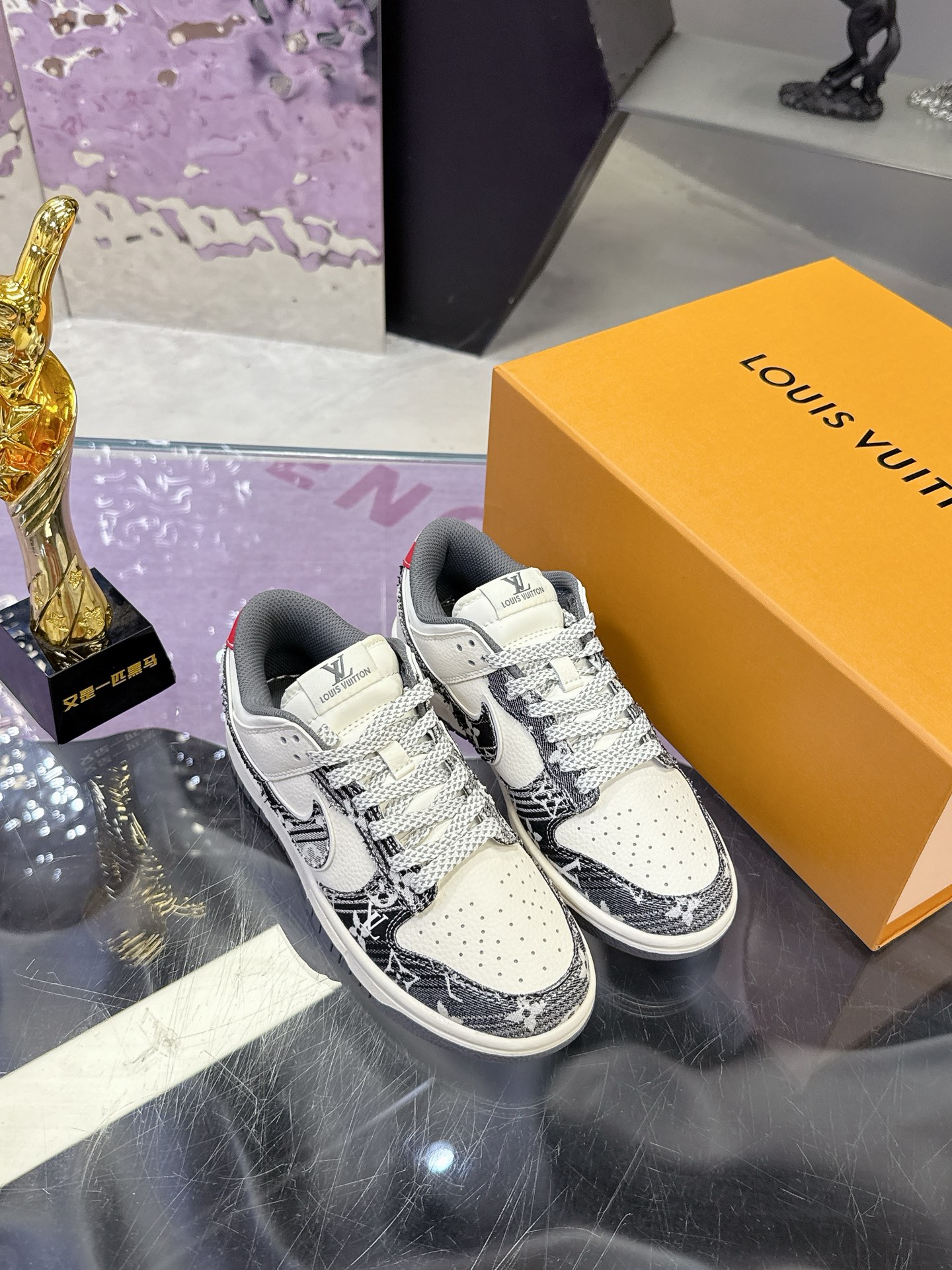 Bagsaaa L0vis Vvtt0n x Nike SB Dunk Low sneakers