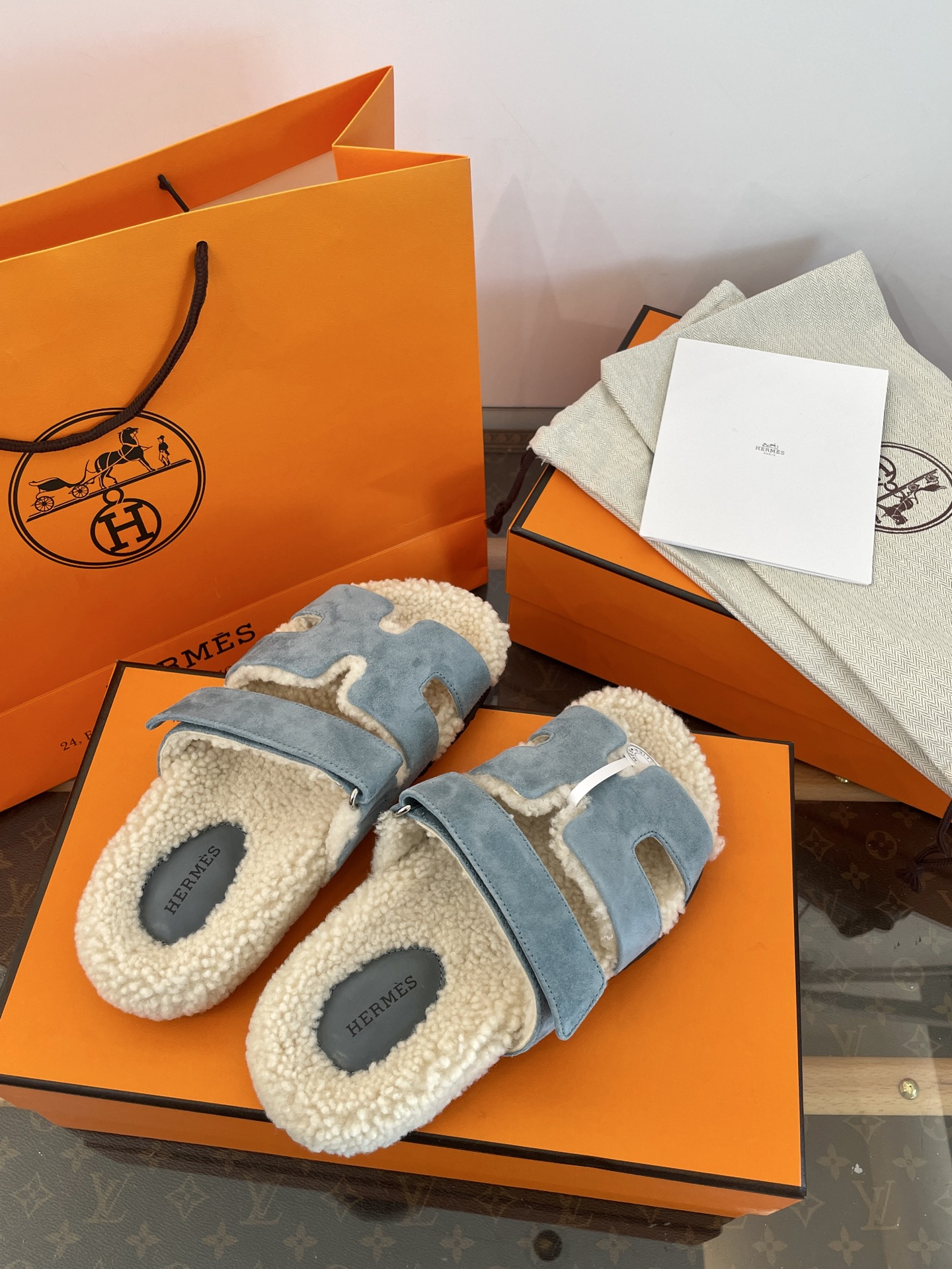 Bagsaaa H**me5 Chypre sandal blue & shearling