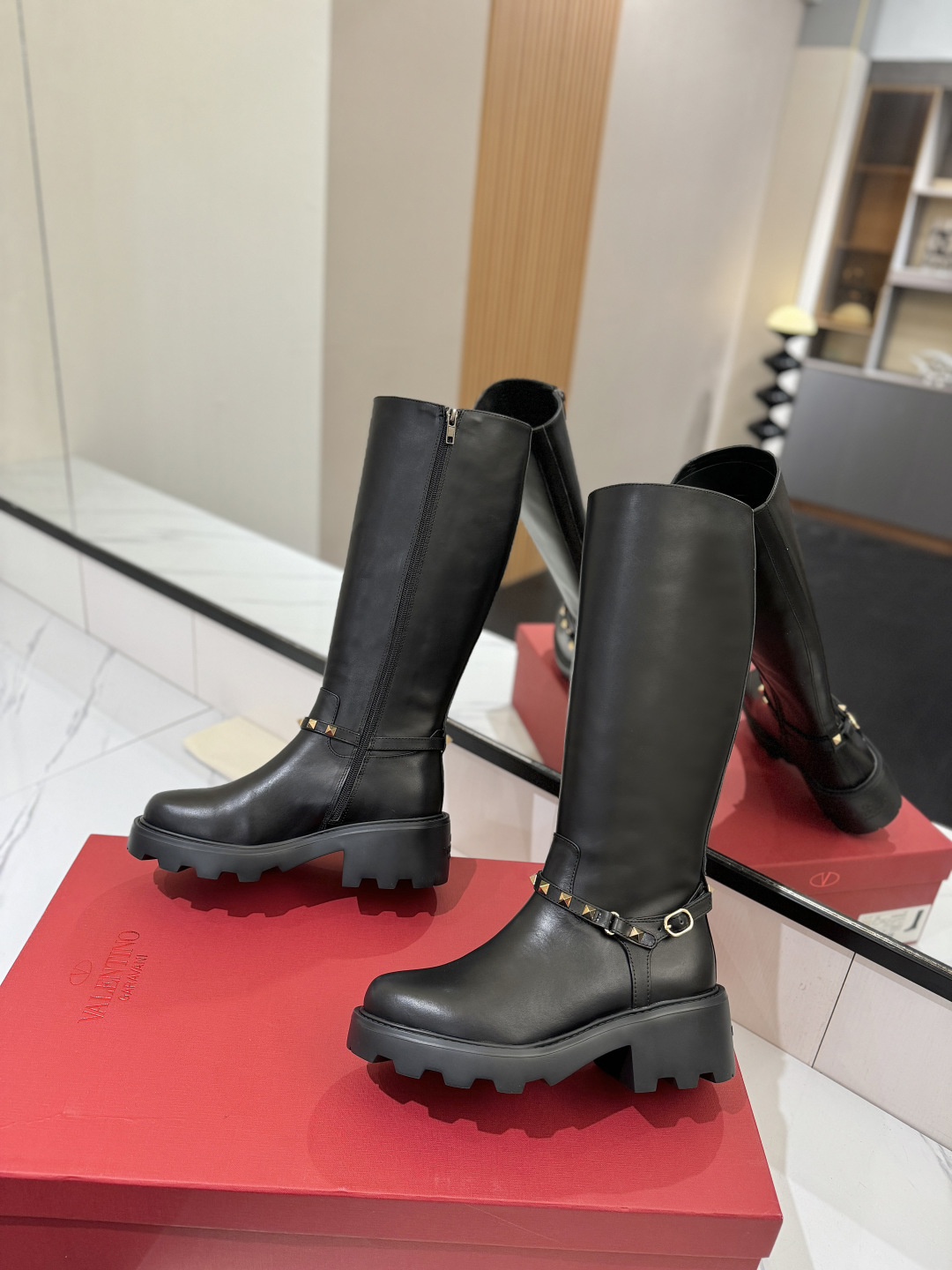 Bagsaaa Va1e*ntin0 Garavani Rockstud-embellished knee-high leather boots black