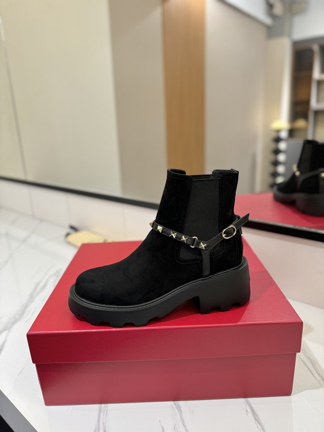 Bagsaaa Va1e*ntin0 Garavani Rockstud 55 suede ankle boots in black