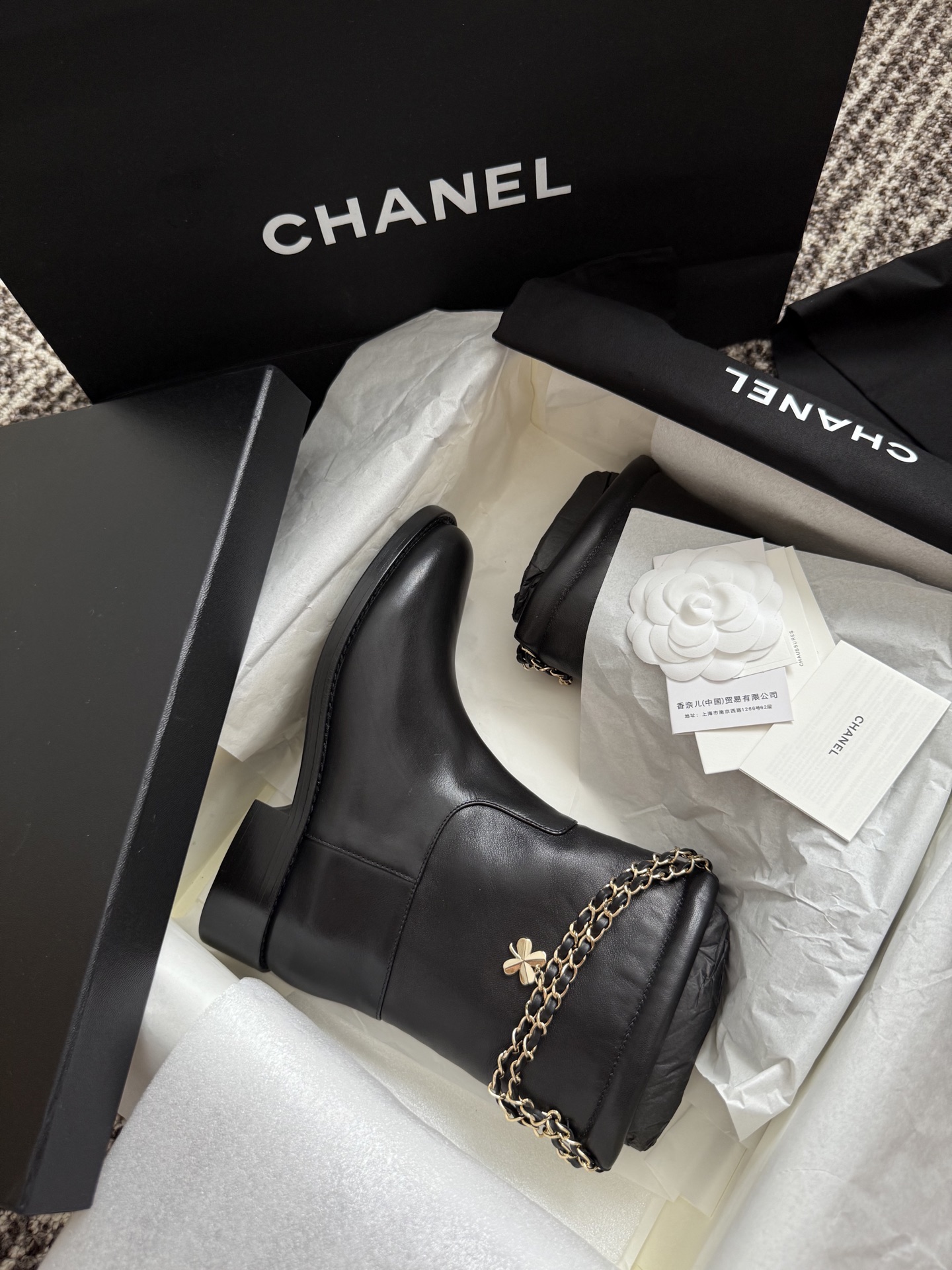 Bagsaaa Ch**el black leather boots with gold chain