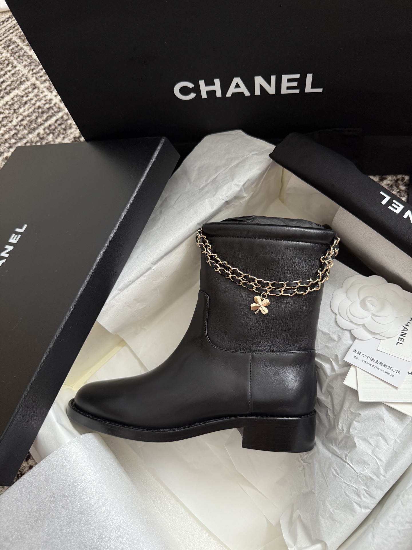 Bagsaaa Ch**el black leather boots with gold chain