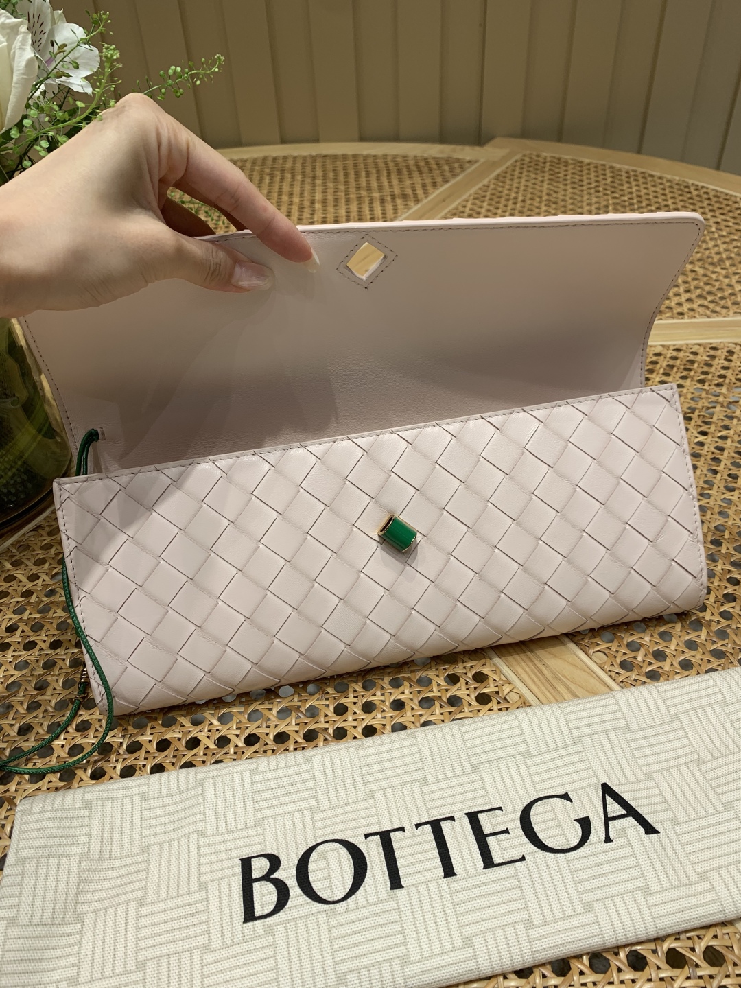 Bagsaaa B0tt*ga Ven*ta Andiamo Clutch Seashell 836810 - 31cm