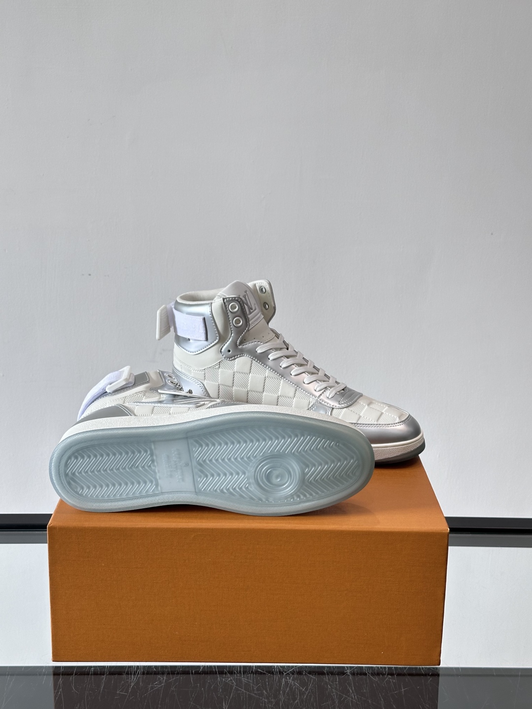 Bagsaaaa L0vis Vvtt0n Rivoli Sneaker Boot in white and silver