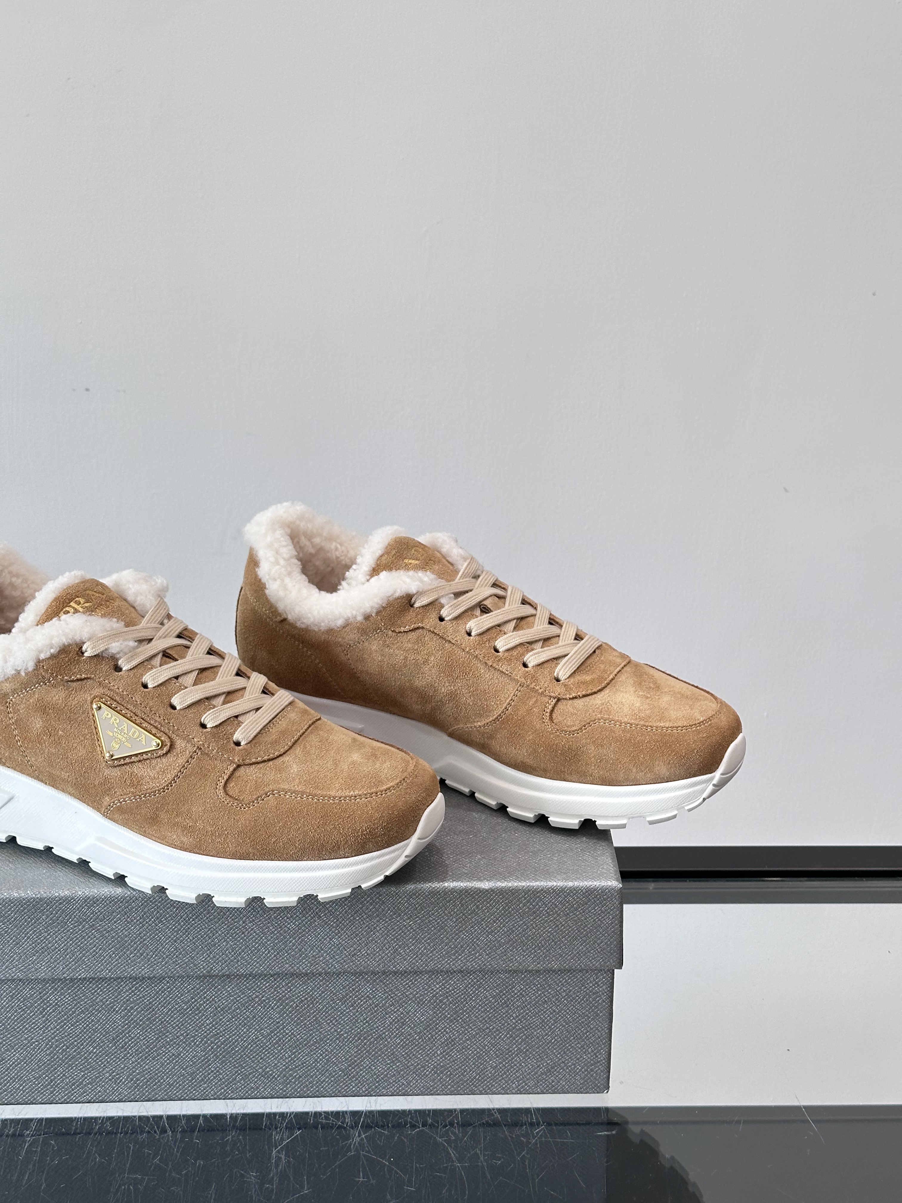 Bagsaaa Pra*a Prax suede sneakers with shearling trim beige