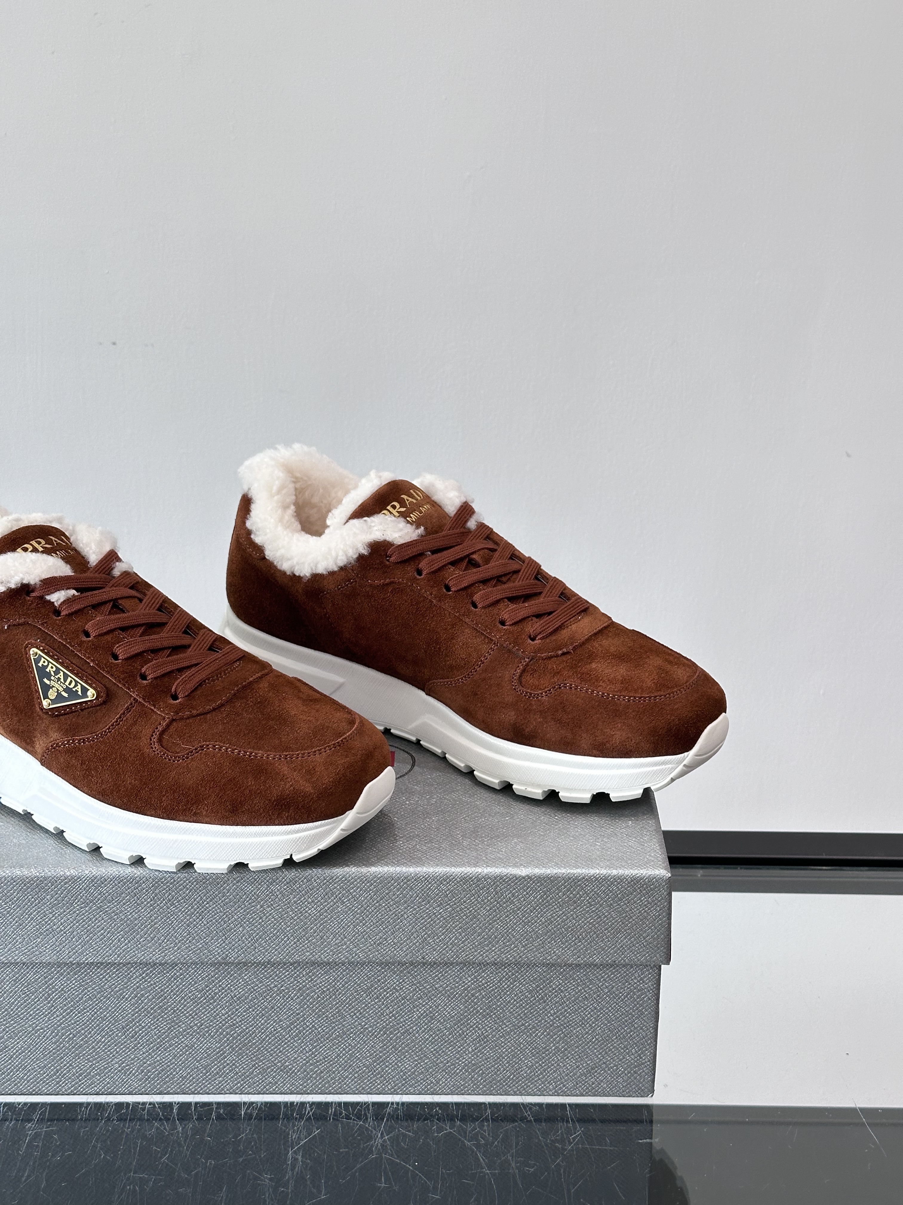 Bagsaaa Pra*a Prax suede sneakers with shearling trim brown