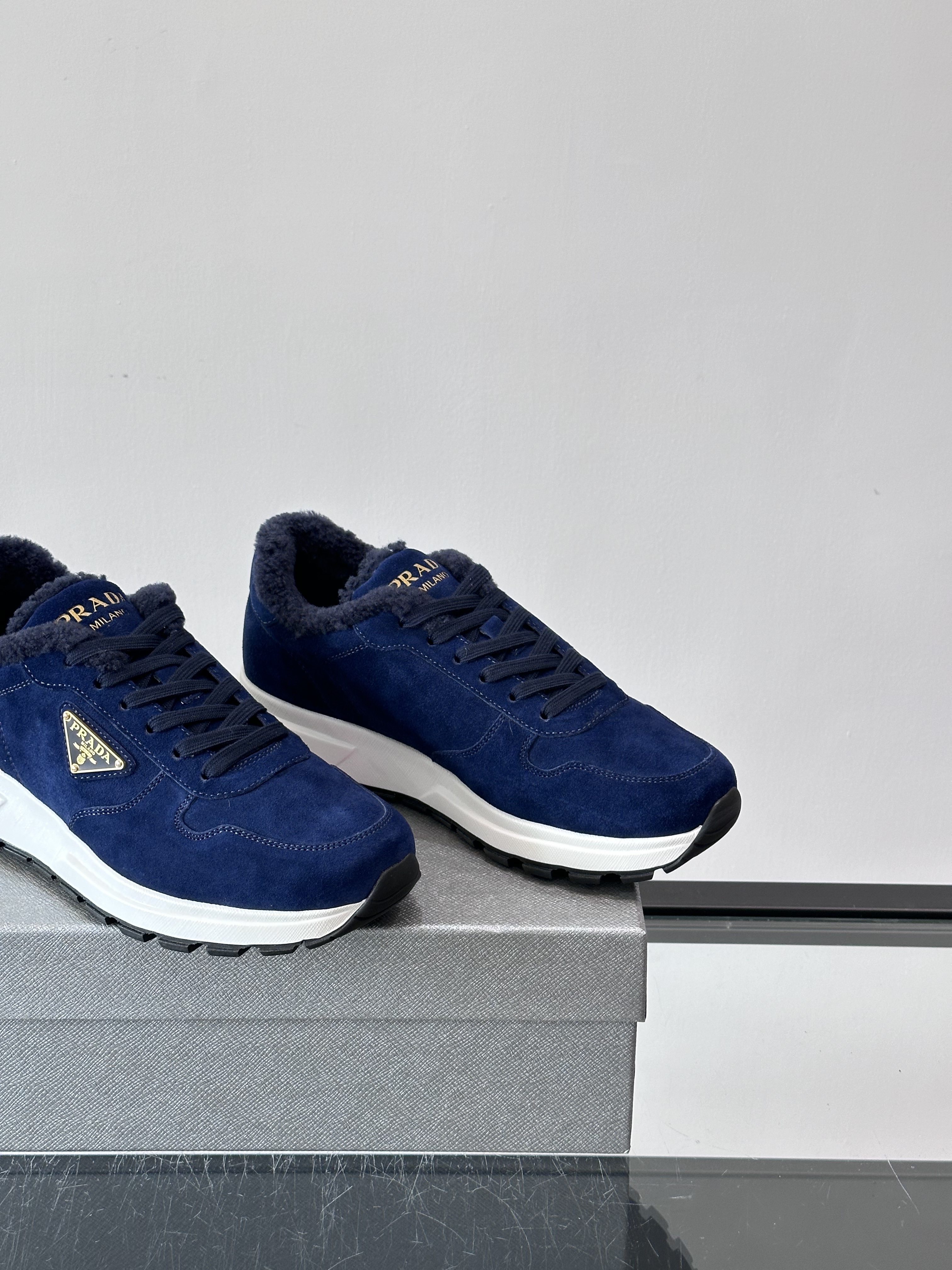 Bagsaaa Pra*a Prax suede sneakers with shearling trim dark blue