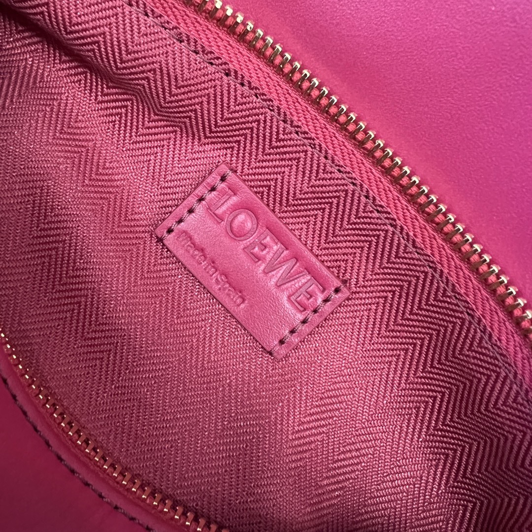 Bagsaaa L0ew* Puzzle bag in fuchsia with a wide logo-print strap - 24cm