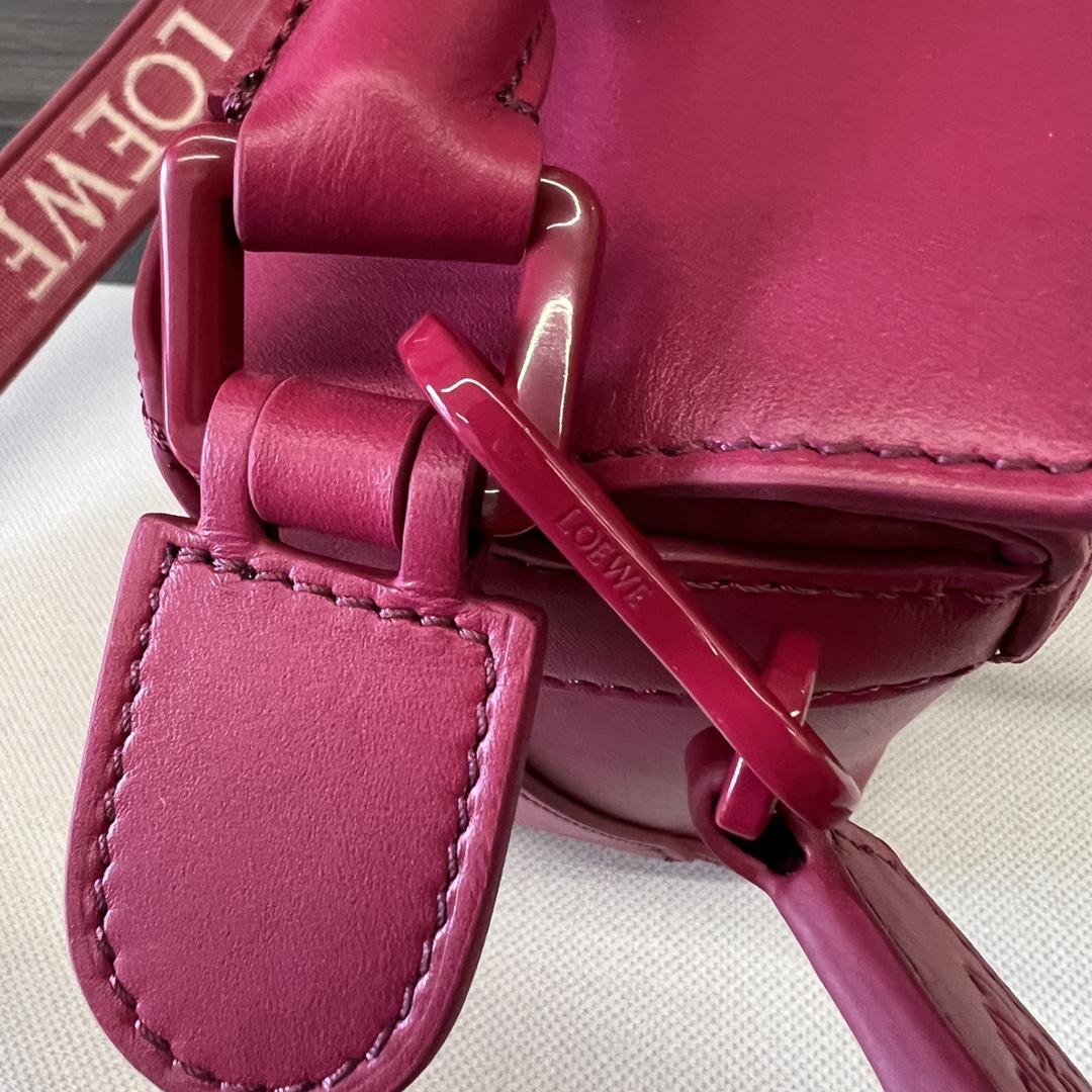 Bagsaaa L0ew* Puzzle bag in fuchsia with a wide logo-print strap - 24cm