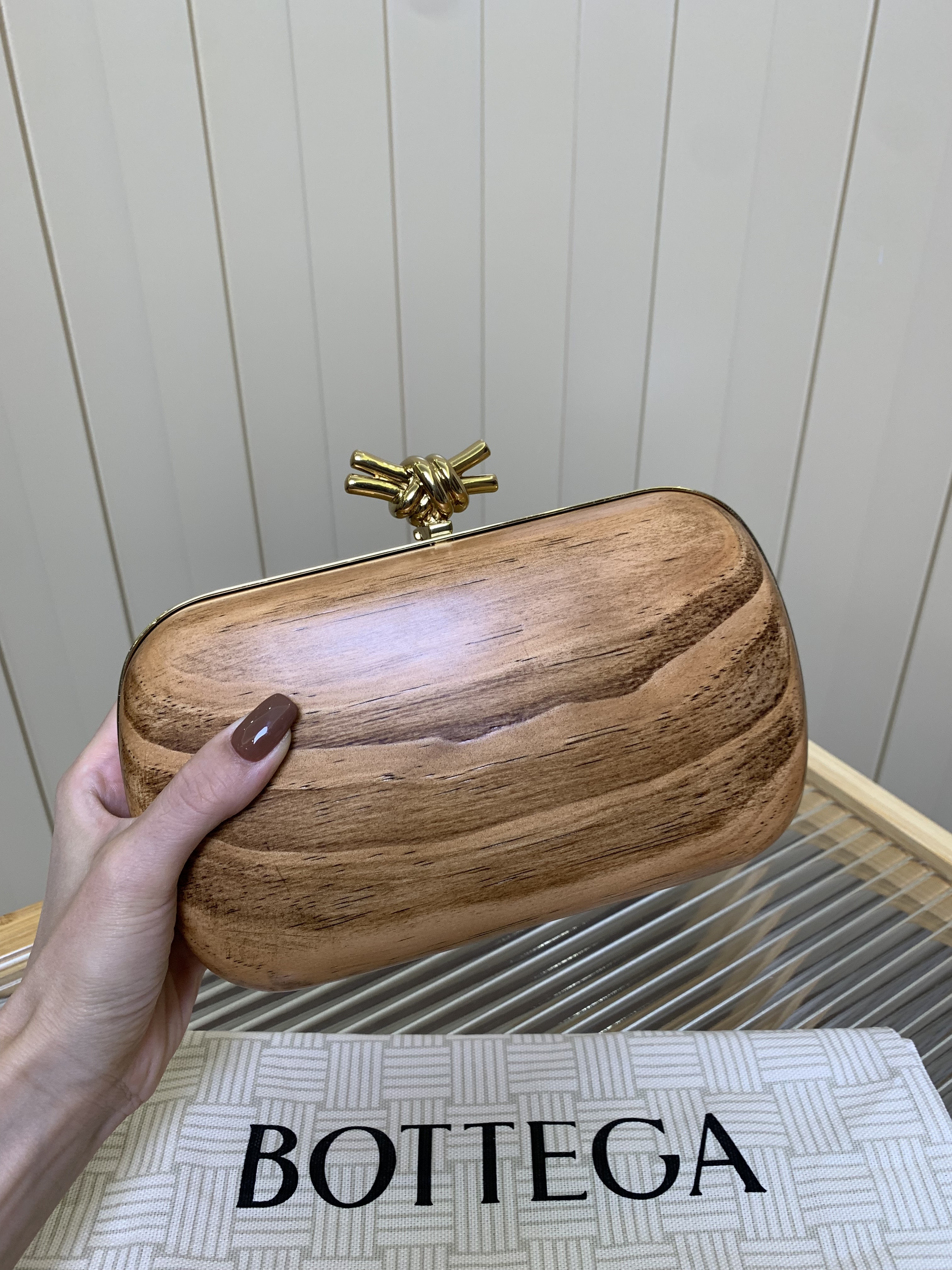 Bagsaaa B0tt*ga Ven*ta Knot clutch bag with a wooden exterior - 19cm