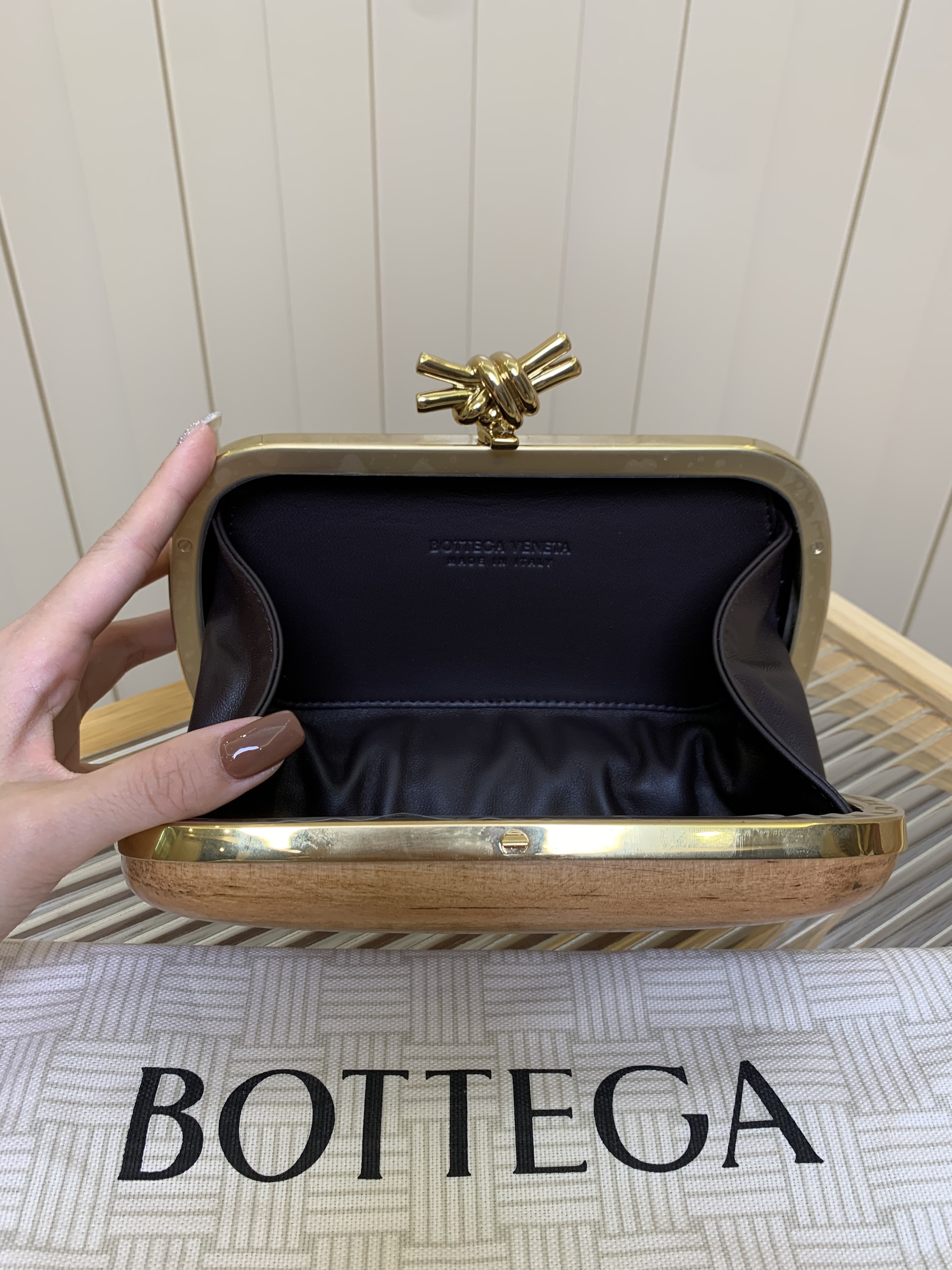 Bagsaaa B0tt*ga Ven*ta Knot clutch bag with a wooden exterior - 19cm