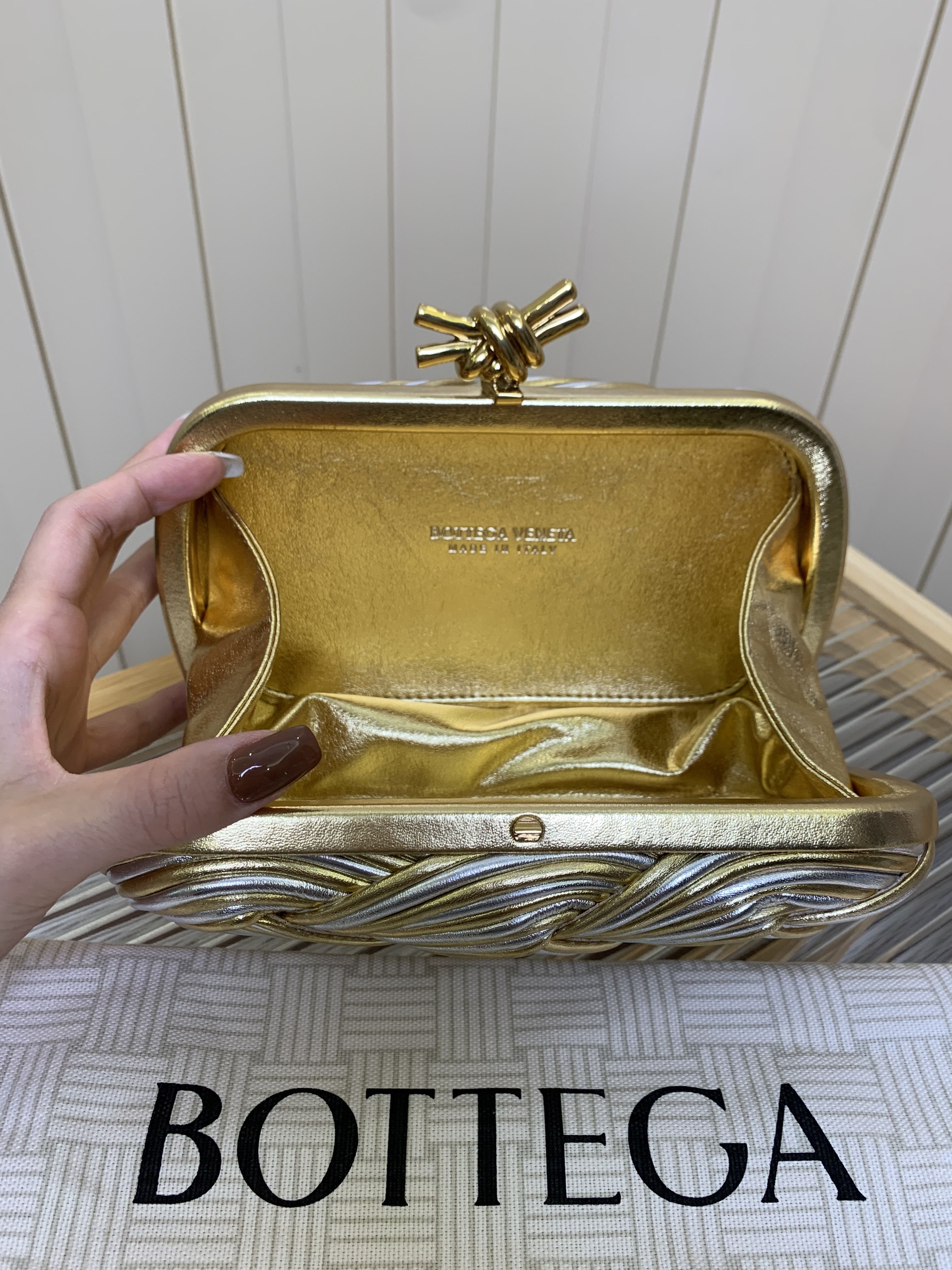 Bagsaaa B0tt*ga Ven*ta Knot clutch bag with a metallic knot clasp closure - 19cm