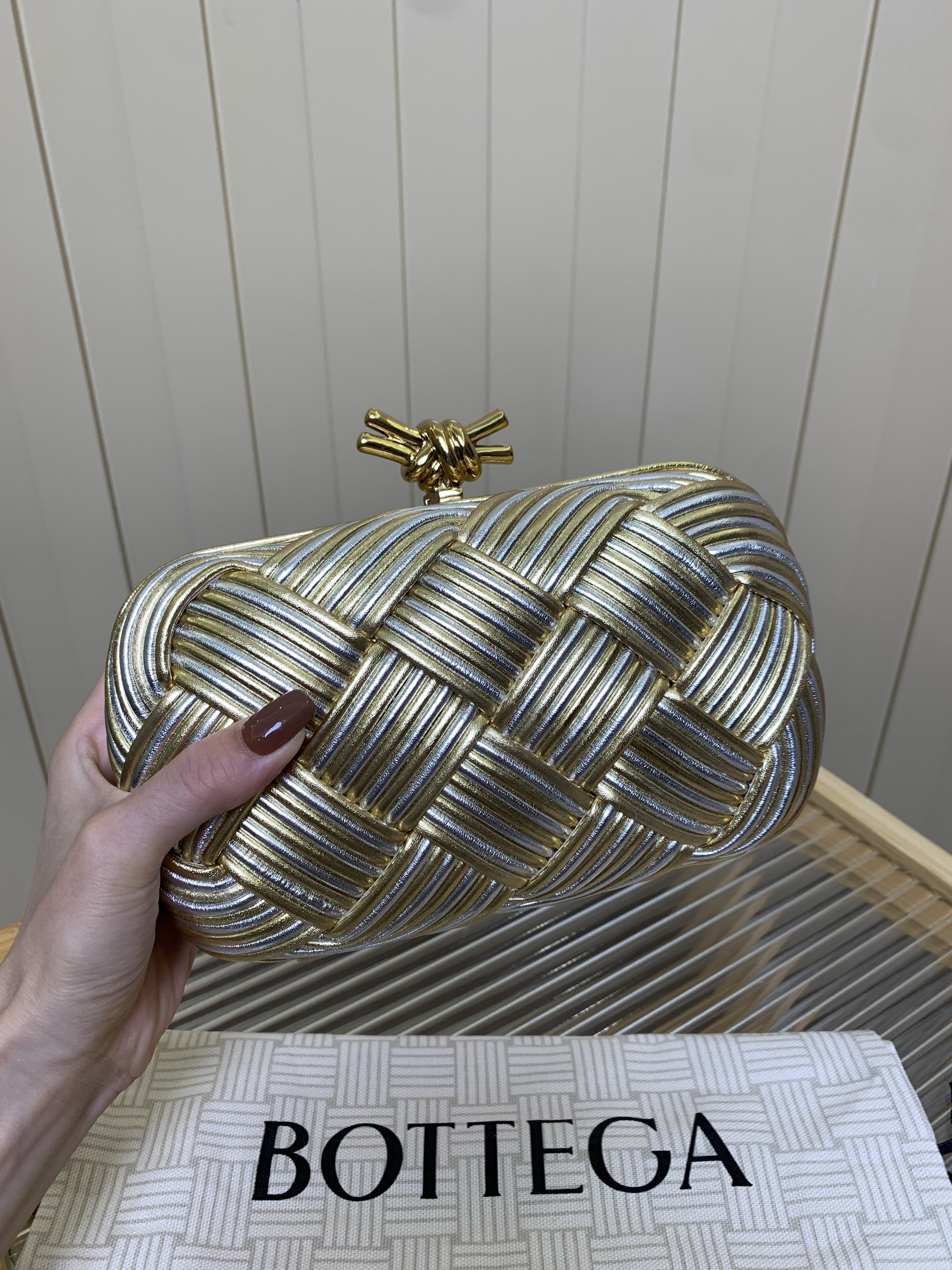 Bagsaaa B0tt*ga Ven*ta Knot clutch bag with a metallic knot clasp closure - 19cm