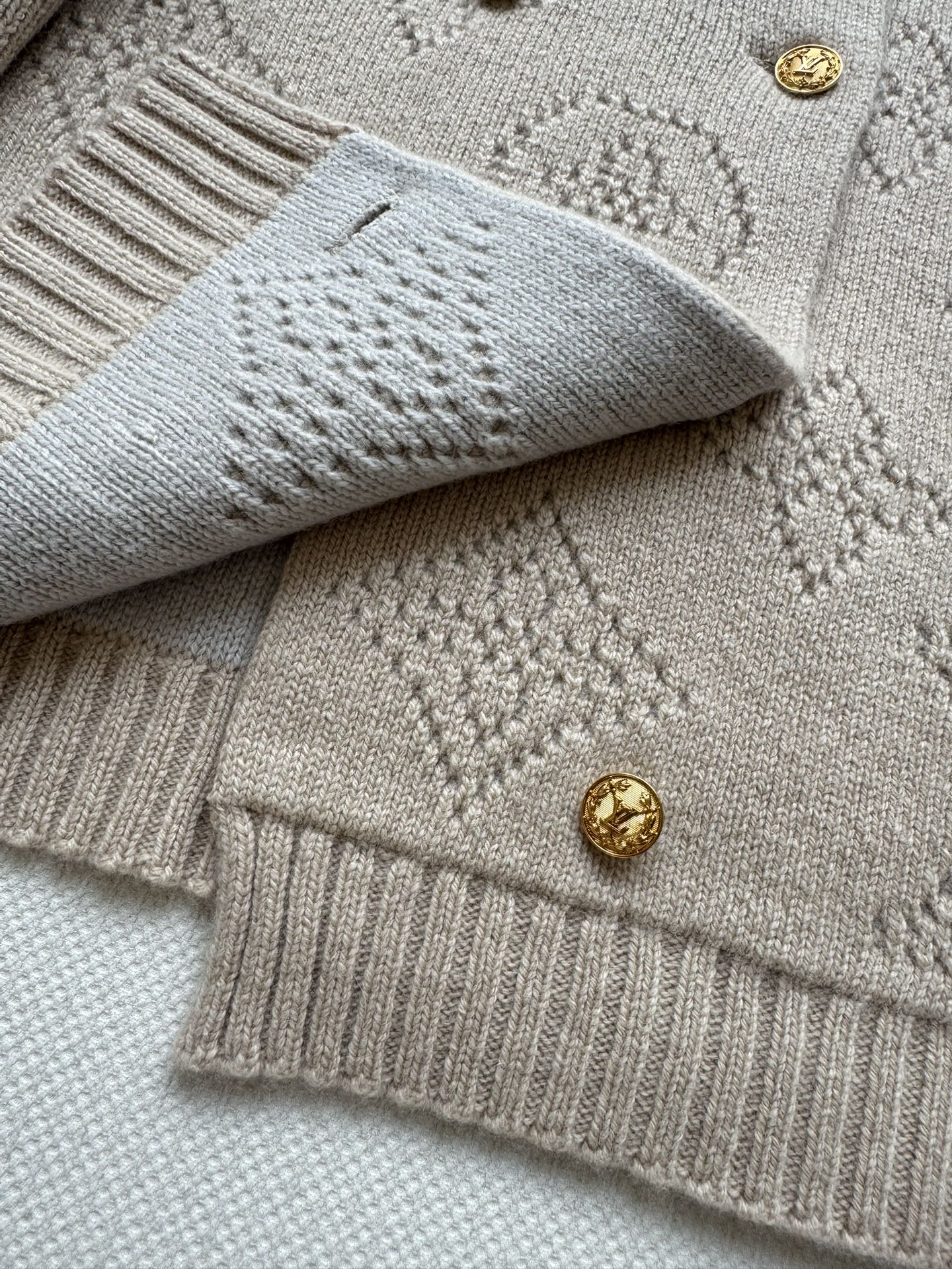Bagsaaa L0vis Vvtt0n Double-Breasted Mahina Knit Cardigan beige