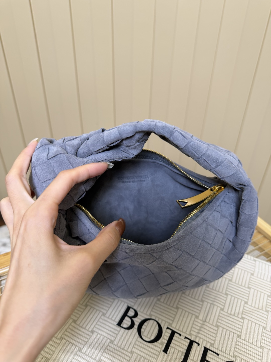 Bagsaaa B0tt*ga Ven*ta Jodie bag in blue suede - 26cm