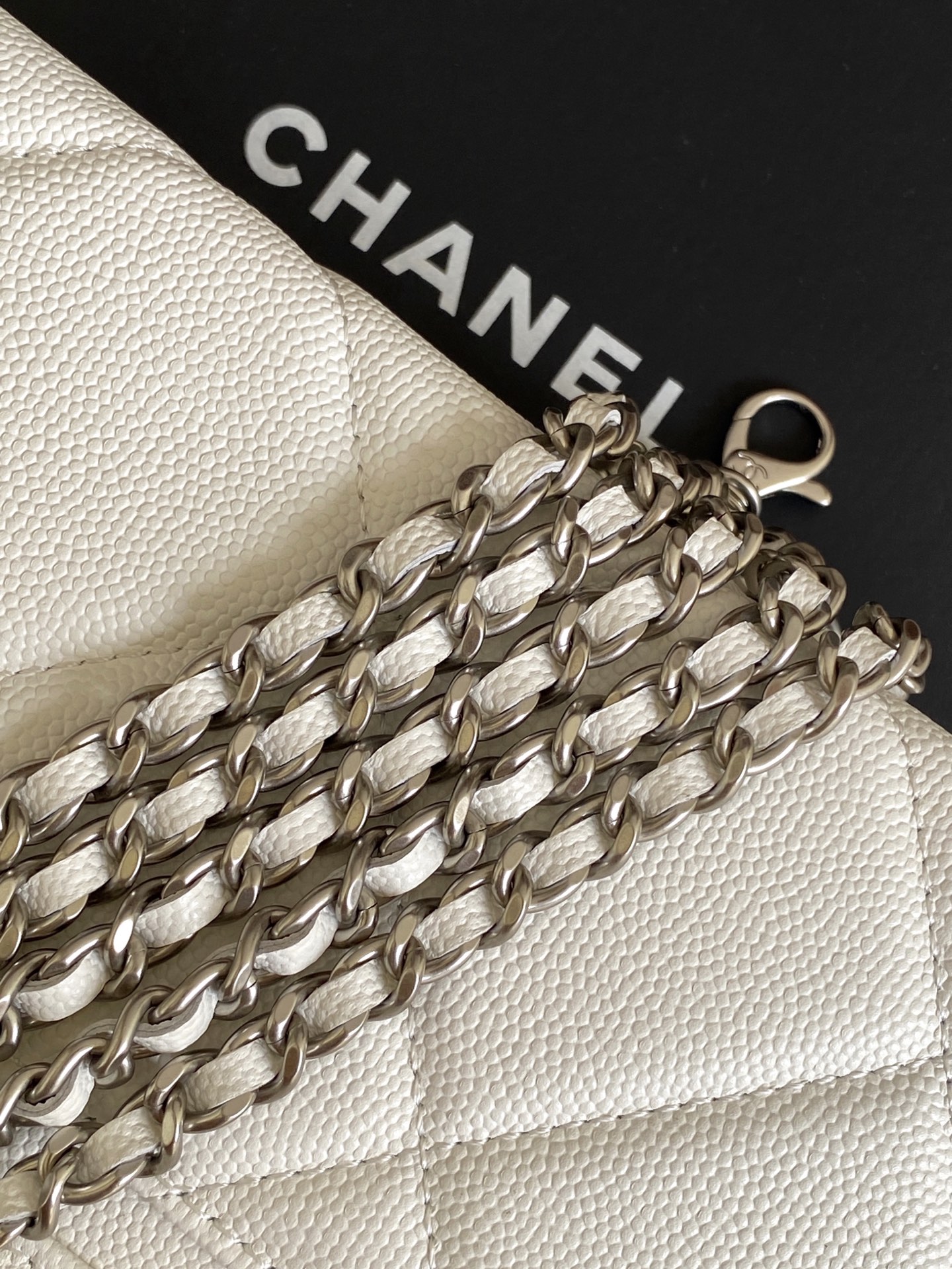 Bagsaaa Ch**el Vanity with Chain AP4936 White - 19.5cm 
