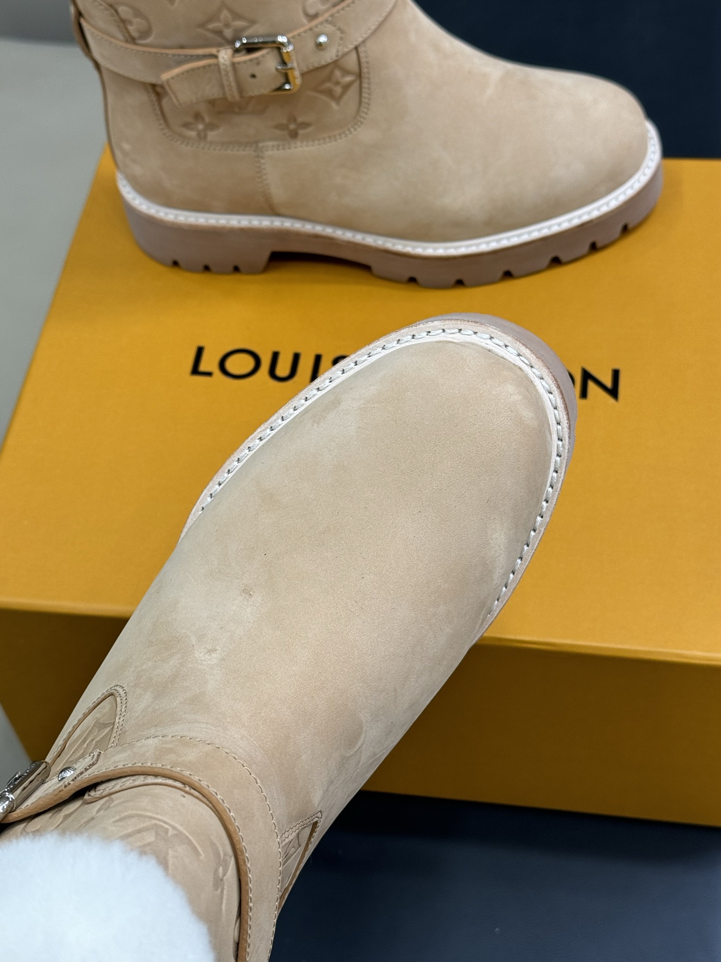 Bagsaaa L0vis Vvtt0n Territory ankle boot in beige 