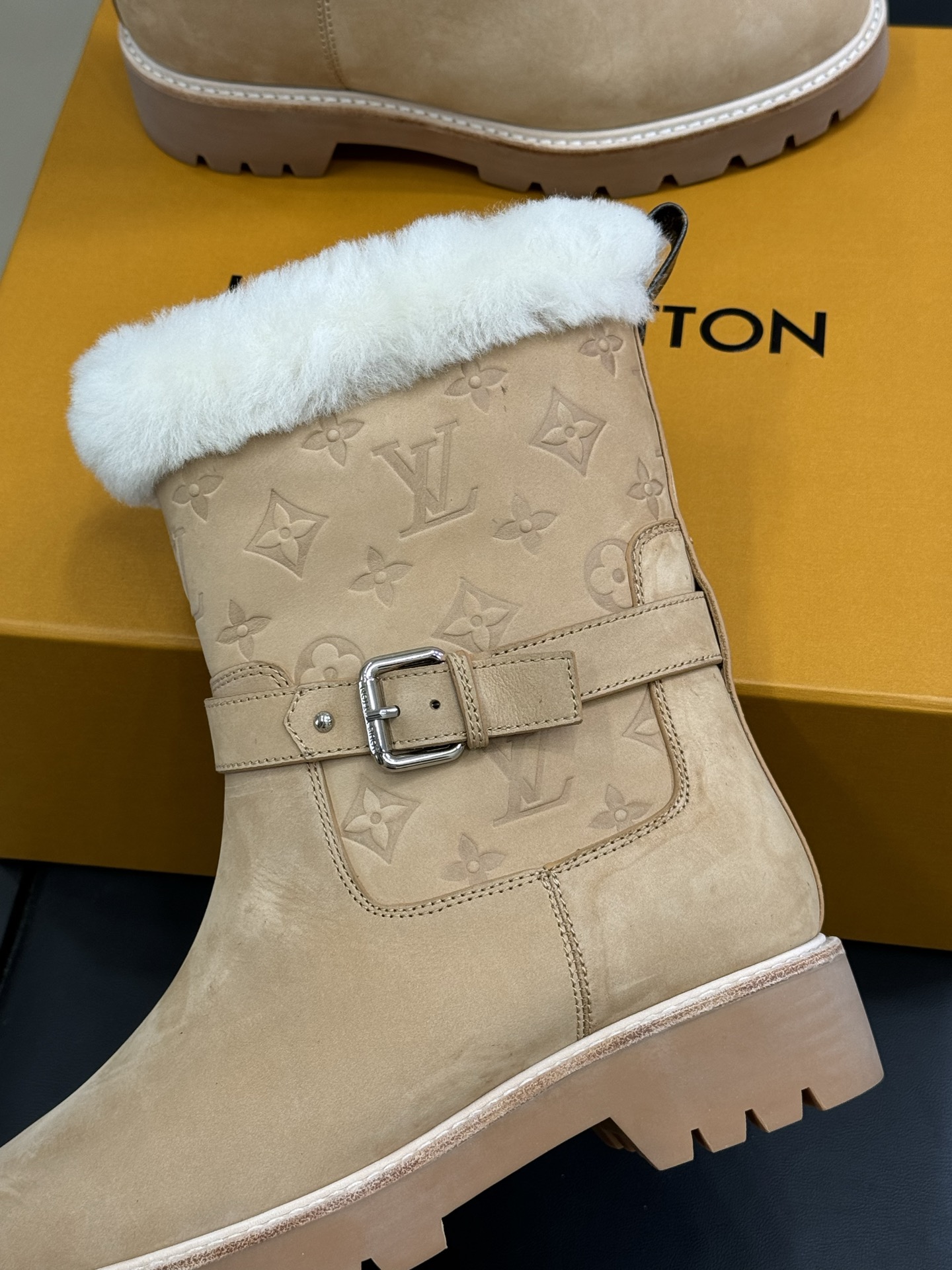 Bagsaaa L0vis Vvtt0n Territory ankle boot in beige 