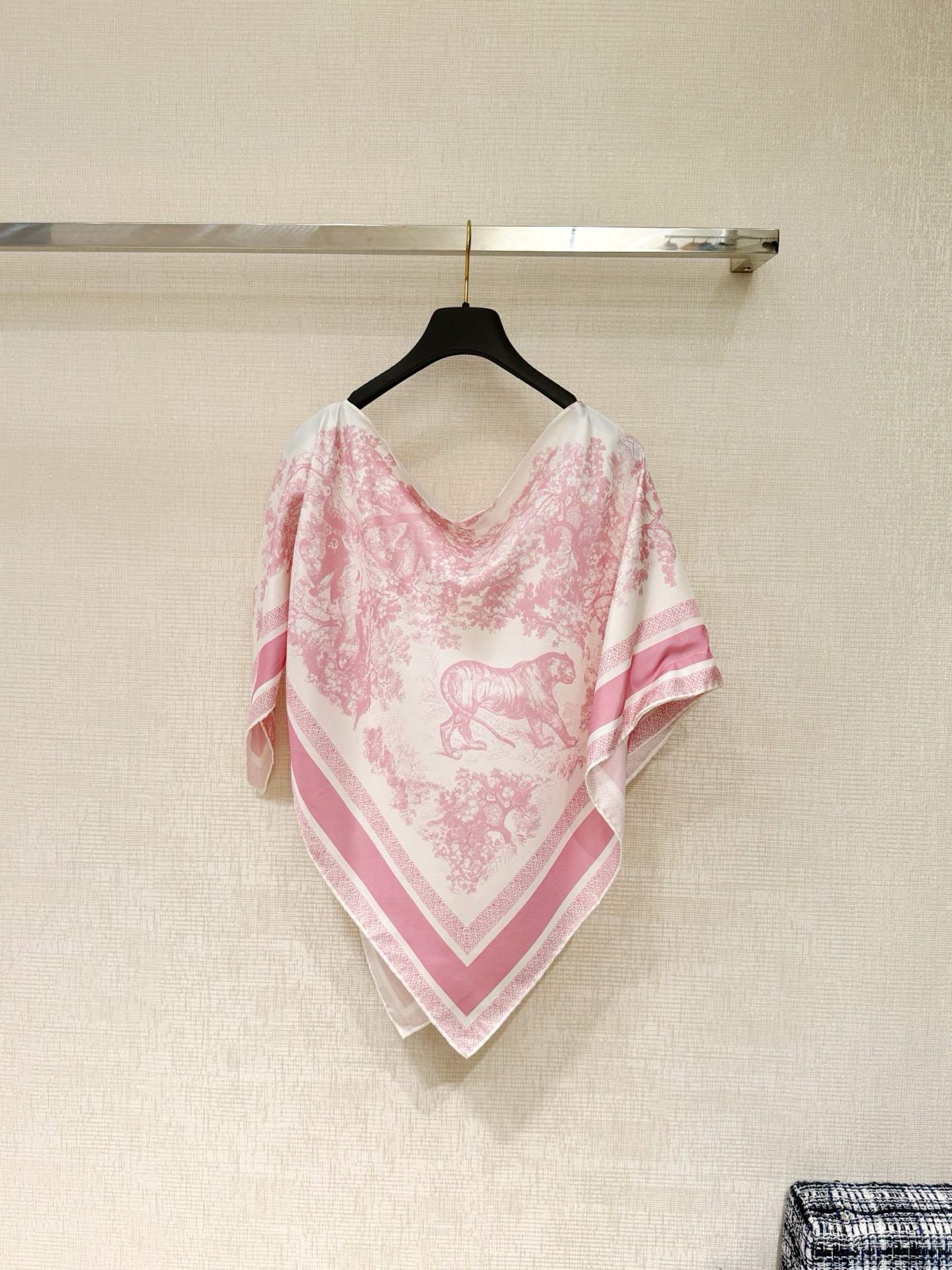 Bagsaaa D10r Toile de Jouy Sauvage D10r Silk Top Ecru and Pink Silk Twill - 130 x 66 cm