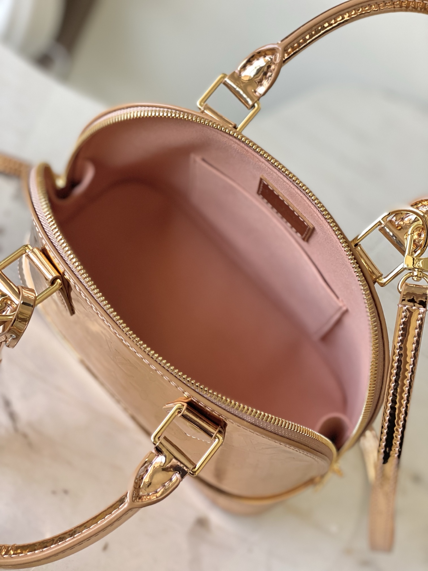 Bagsaaa L0vis Vvtt0n Alma BB handbag in a metallic copper finish gold - 23.5cm