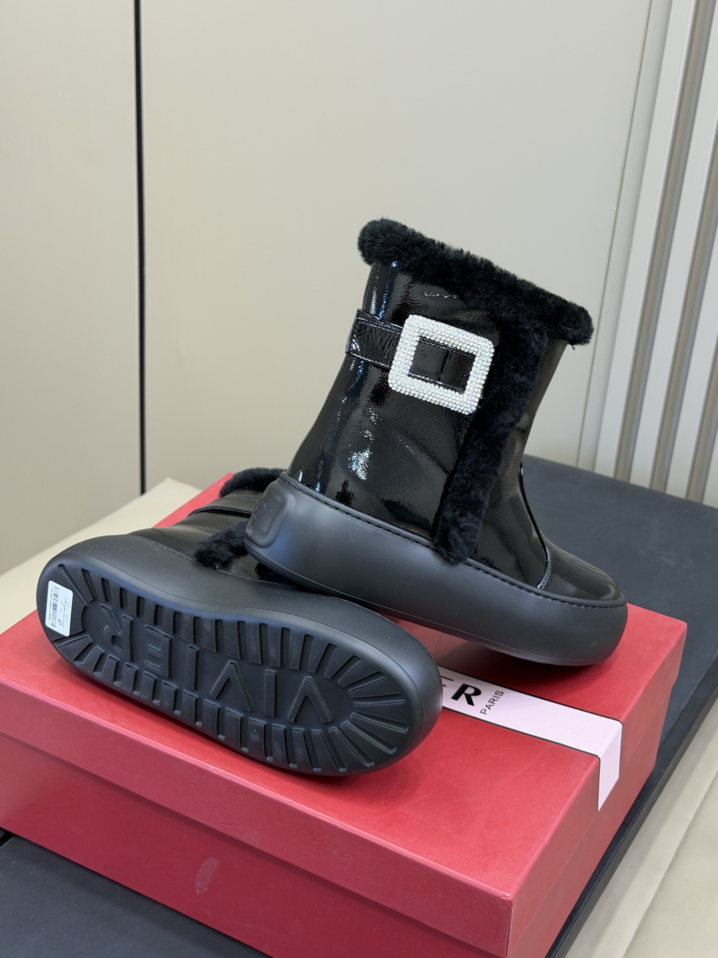 Bagsaaa Roger Vivier Snow ankle boots with a crystal buckle & black shearling