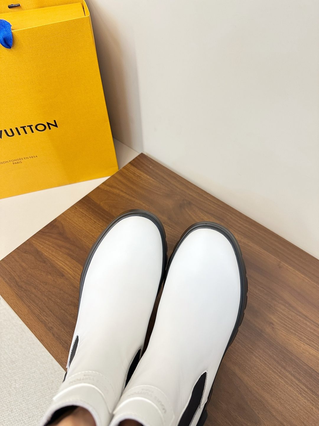 Bagsaaa L0vis Vvtt0n Ruby Flat Ankle Boots in white