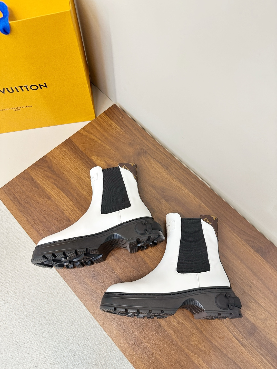 Bagsaaa L0vis Vvtt0n Ruby Flat Ankle Boots in white