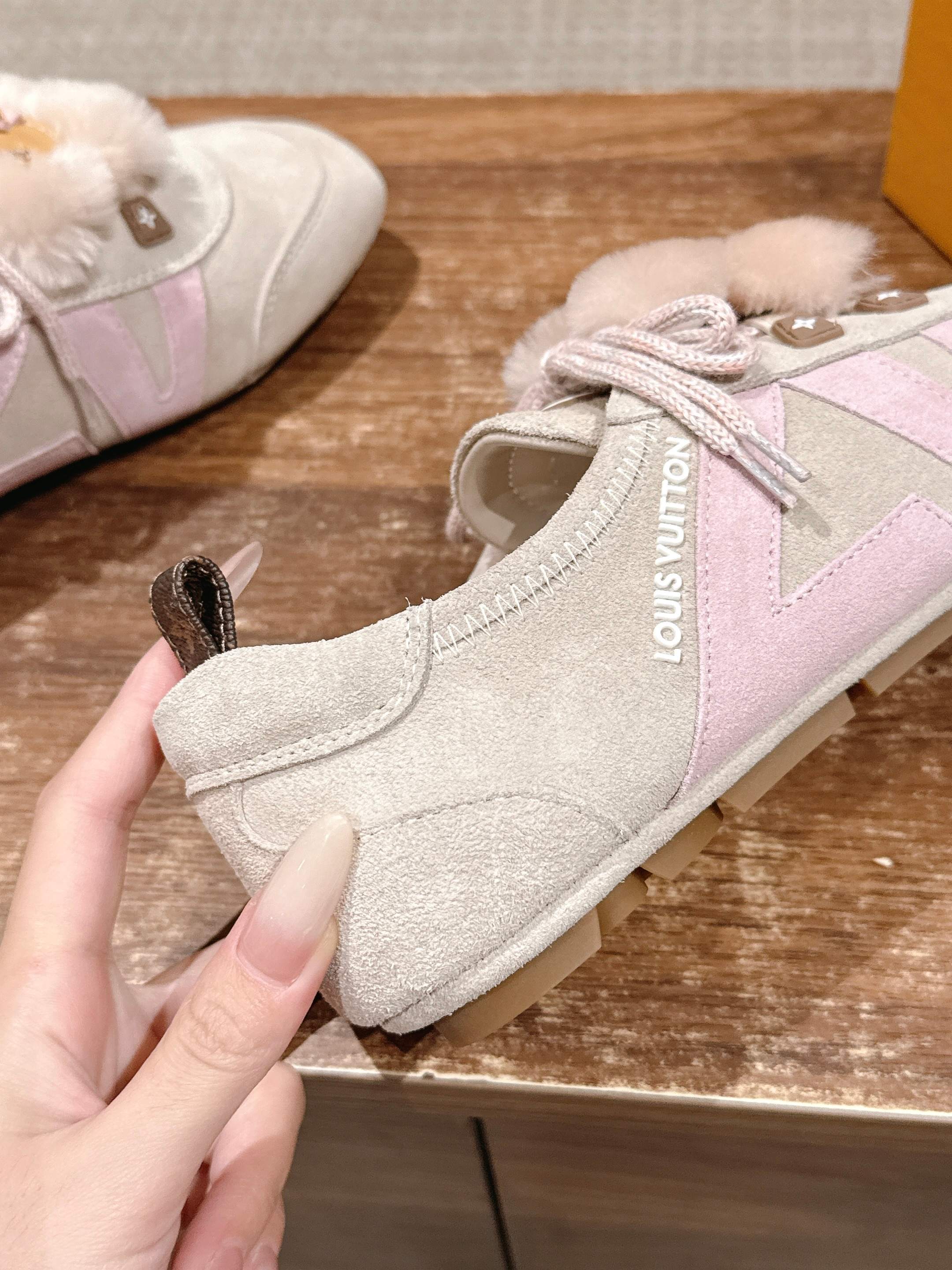 Bagsaaa L0vis Vvtt0n LV Sneakerina sneaker ballerinas in taupe suede