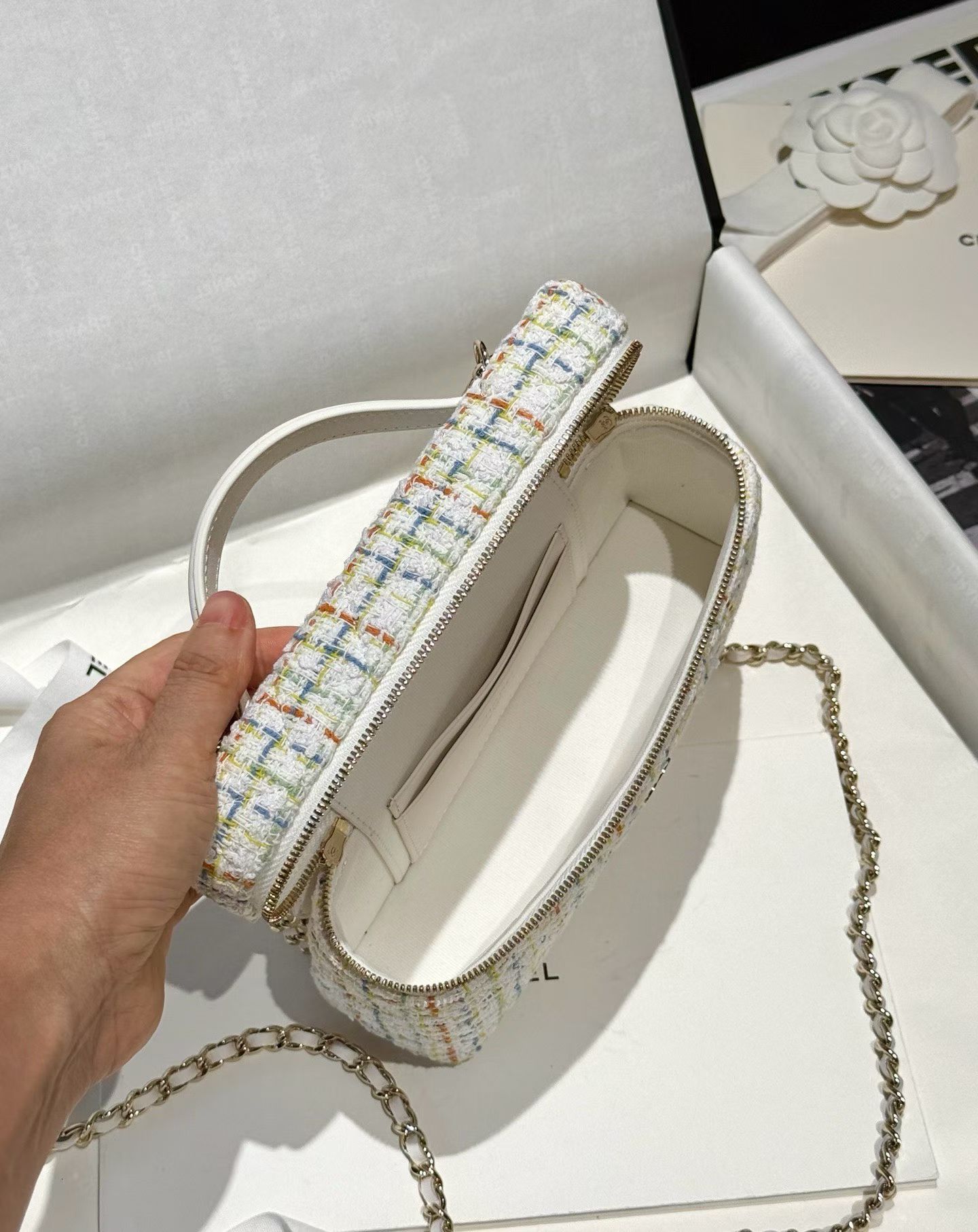 Bagsaaa Ch**el 25C white and multicolor tweed vanity bag - 19.5cm 