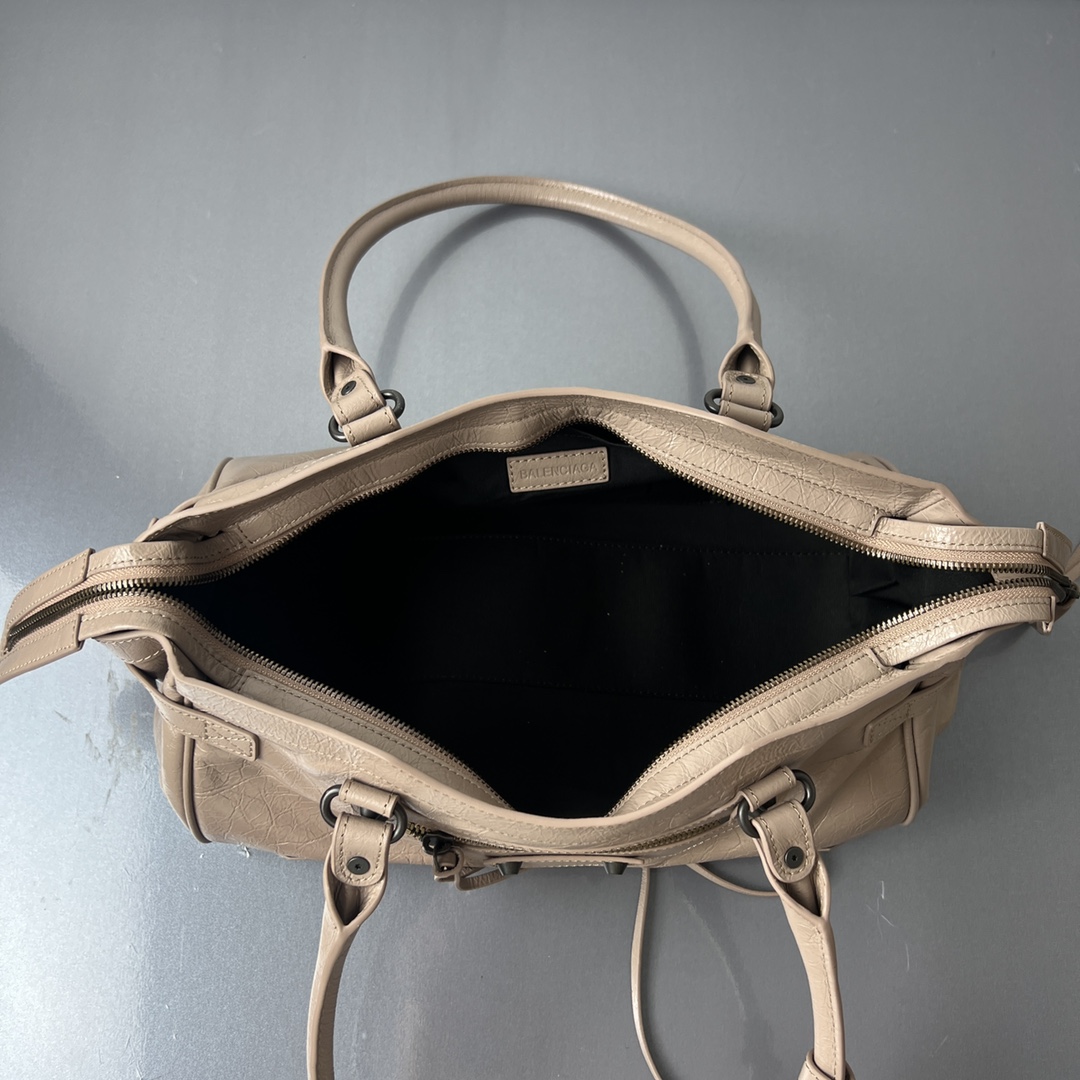 Bagsaaa Ba1en*iaga Le City Bag East-West in sesame Arena lambskin - 40 cm