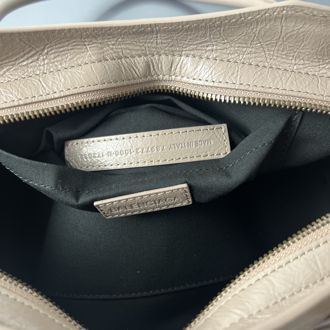 Bagsaaa Ba1en*iaga Le City Bag East-West in sesame Arena lambskin - 40 cm