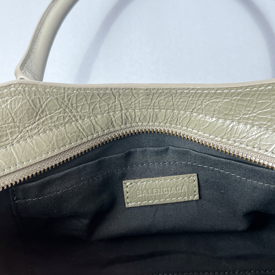 Bagsaaa Ba1en*iaga Le City Bag East-West in army green Arena lambskin - 40 cm