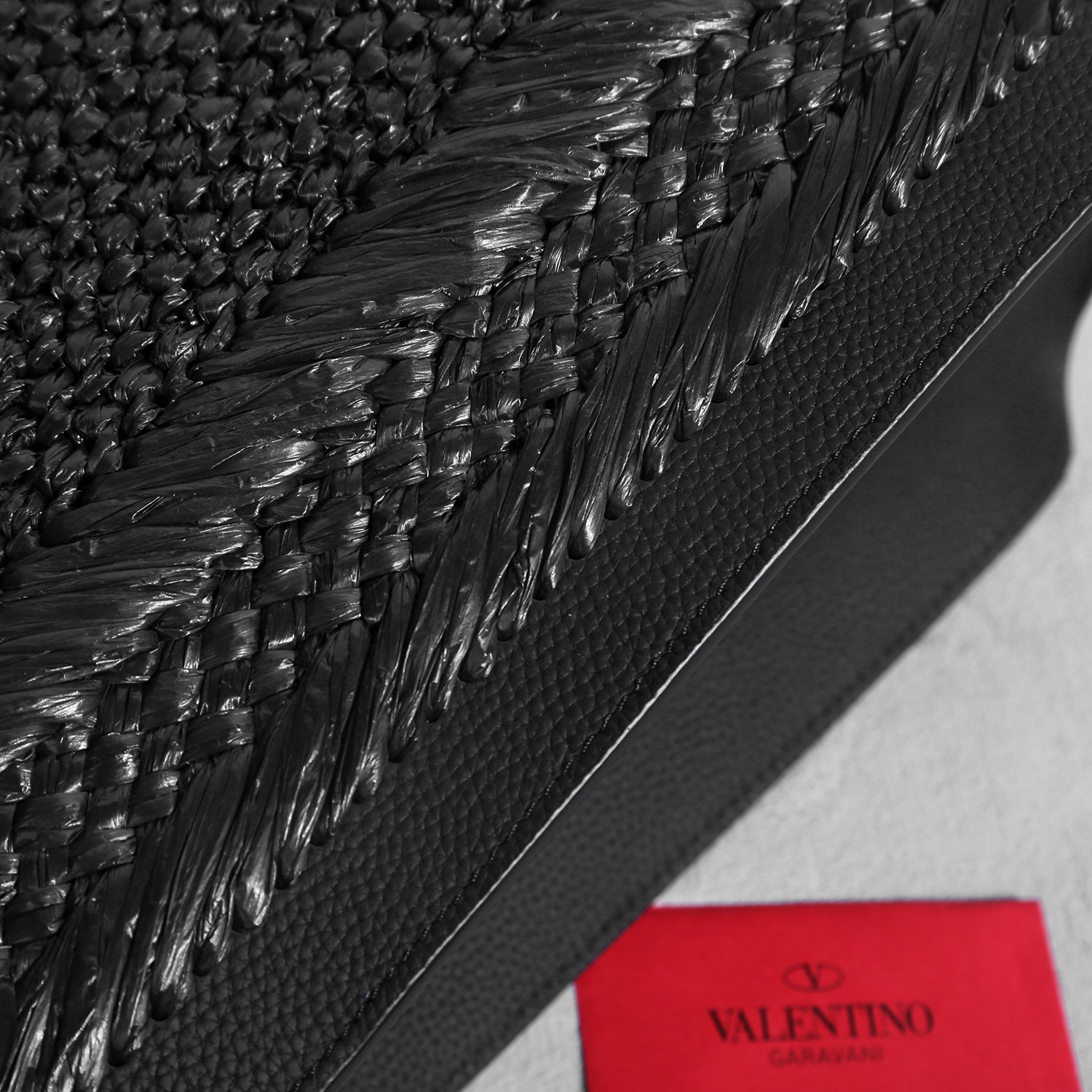 Bagsaaa Va1e*ntin0 Garavani shopping bag in black hand-woven raffia and leather - 48cm