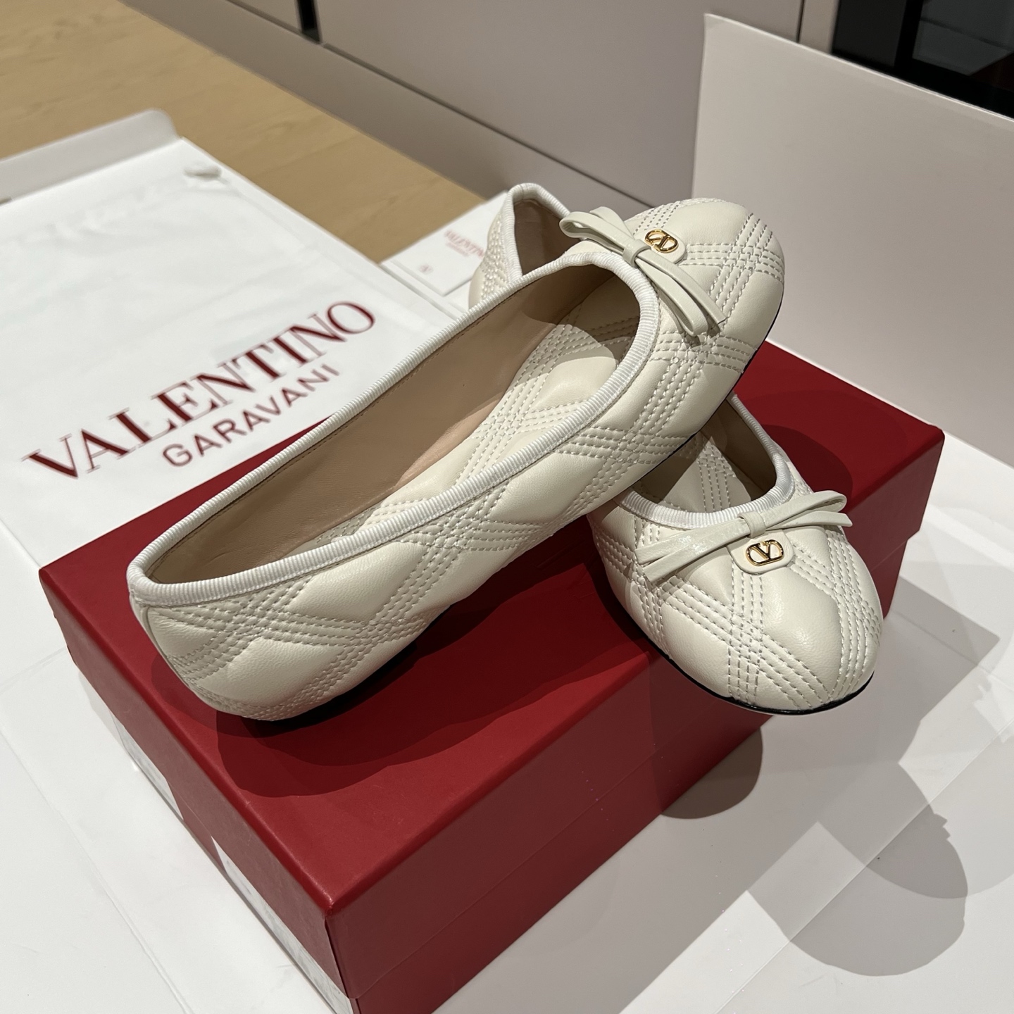 Bagsaaa Va1e*ntin0 Garavani quilted leather ballet flats in white 
