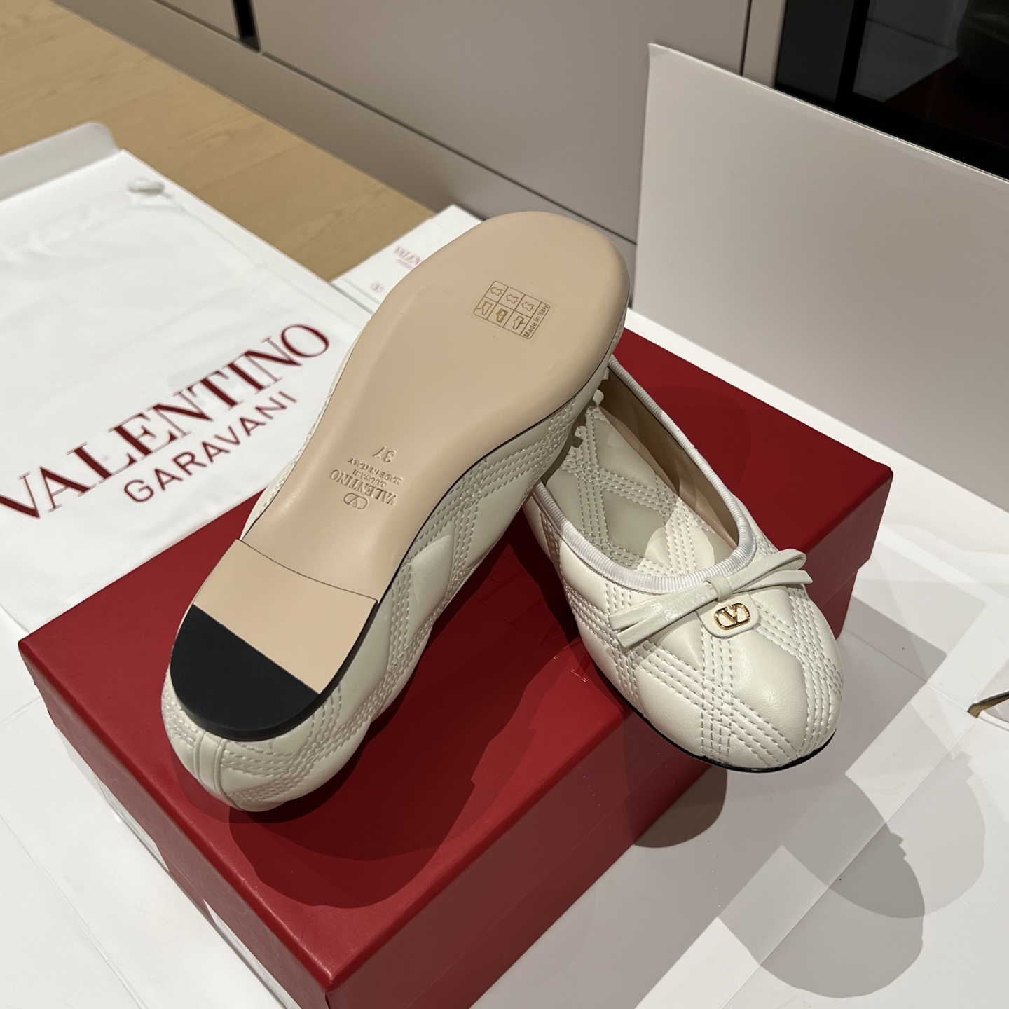 Bagsaaa Va1e*ntin0 Garavani quilted leather ballet flats in white 