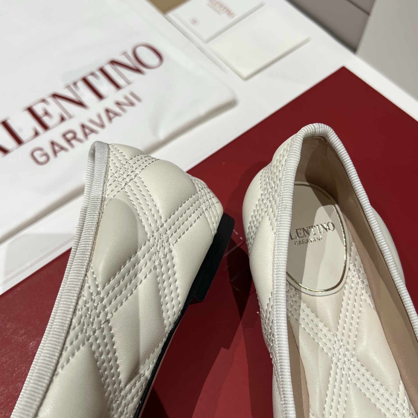 Bagsaaa Va1e*ntin0 Garavani quilted leather ballet flats in white 