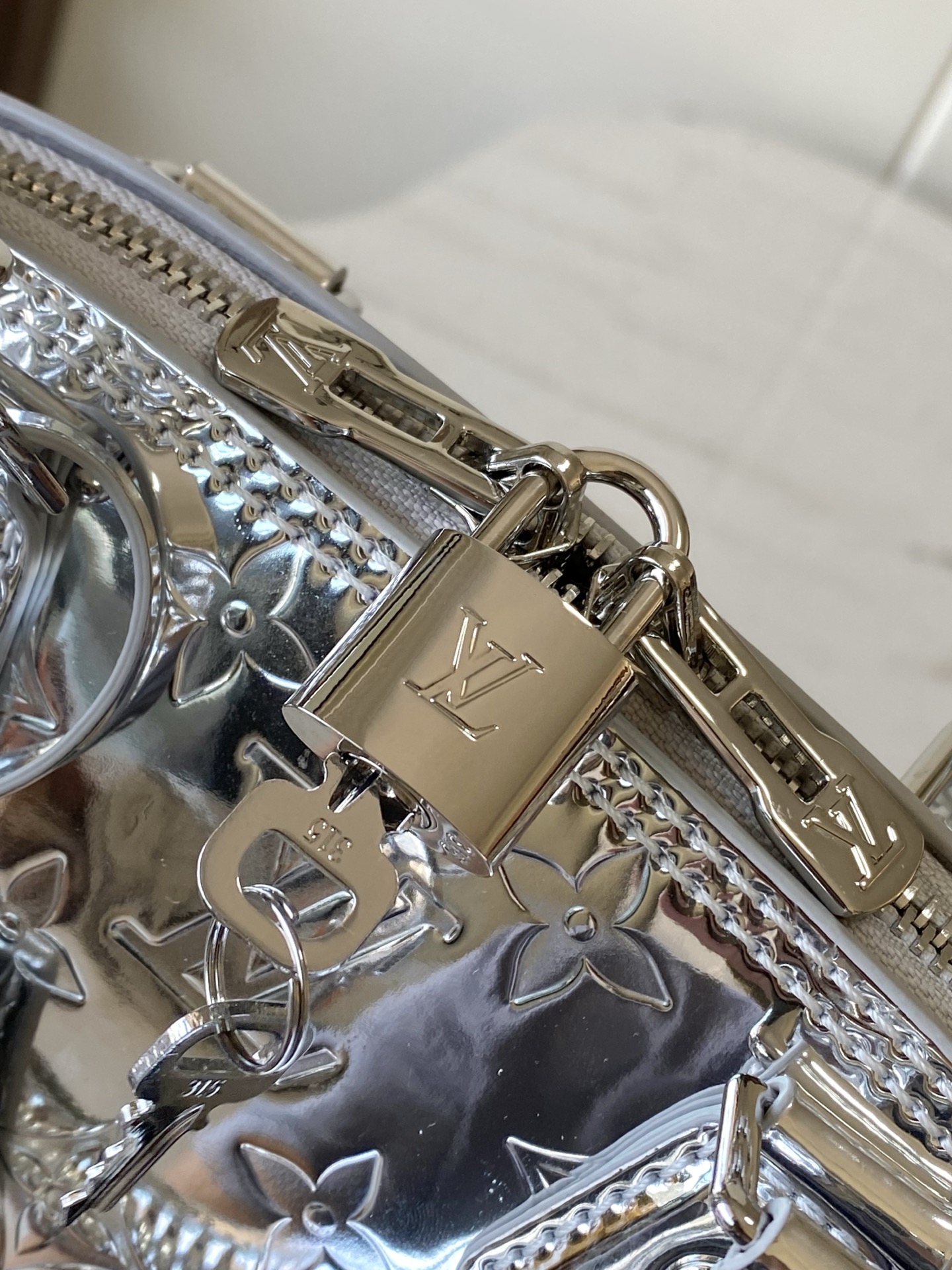 Bagsaaa M26335 LV Ski Alma BB Silver - 23.5cm