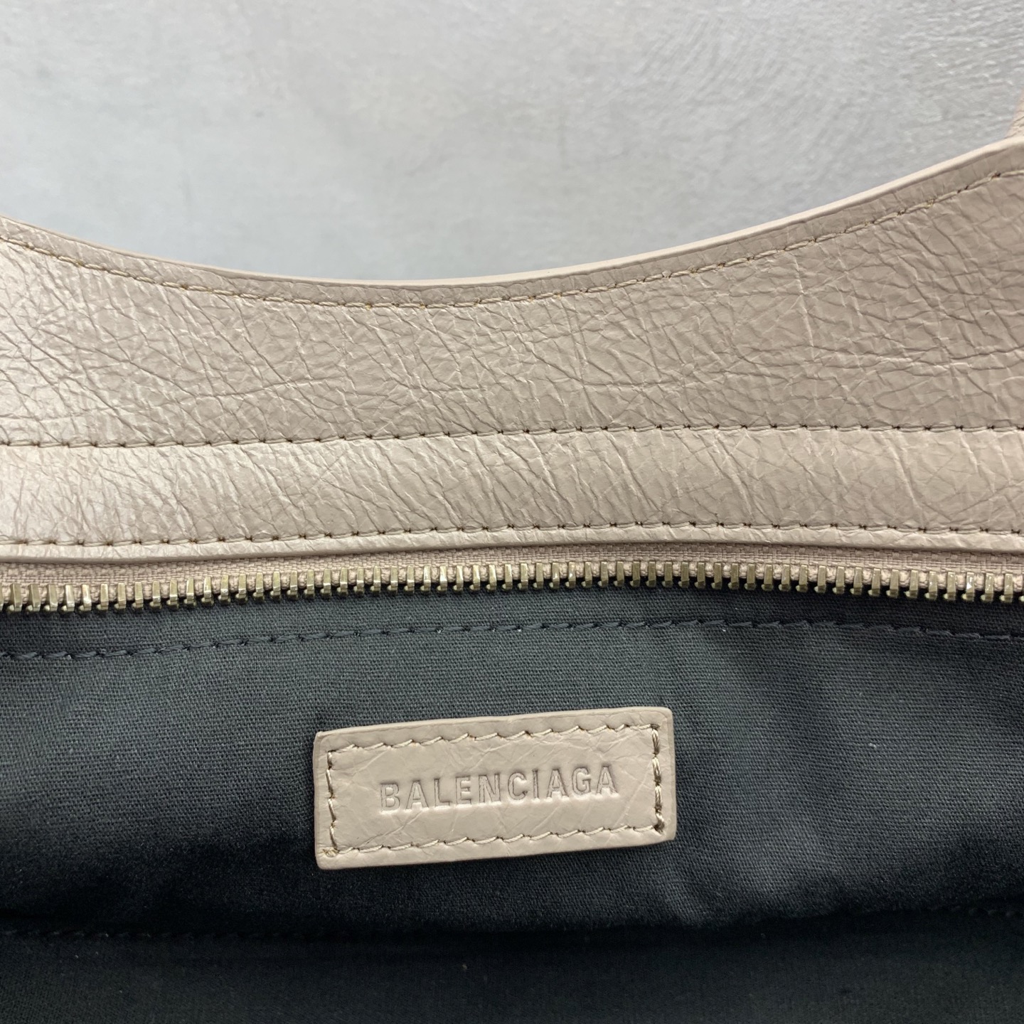 Bagsaaa Ba1en*iaga Le City East/West shoulder bag beige - 31cm