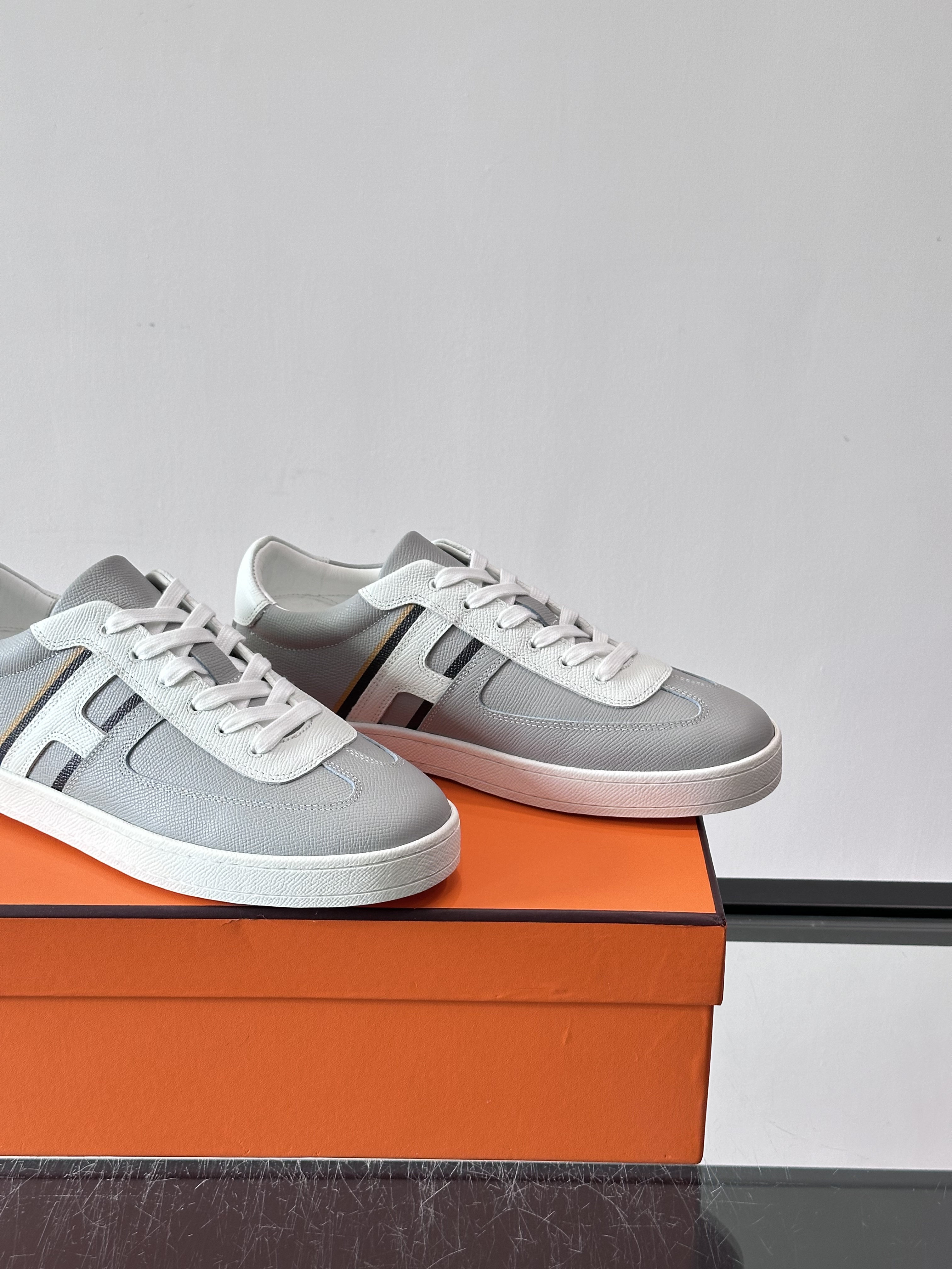 Bagsaaa H**me5 Boomerang sneaker gray & white