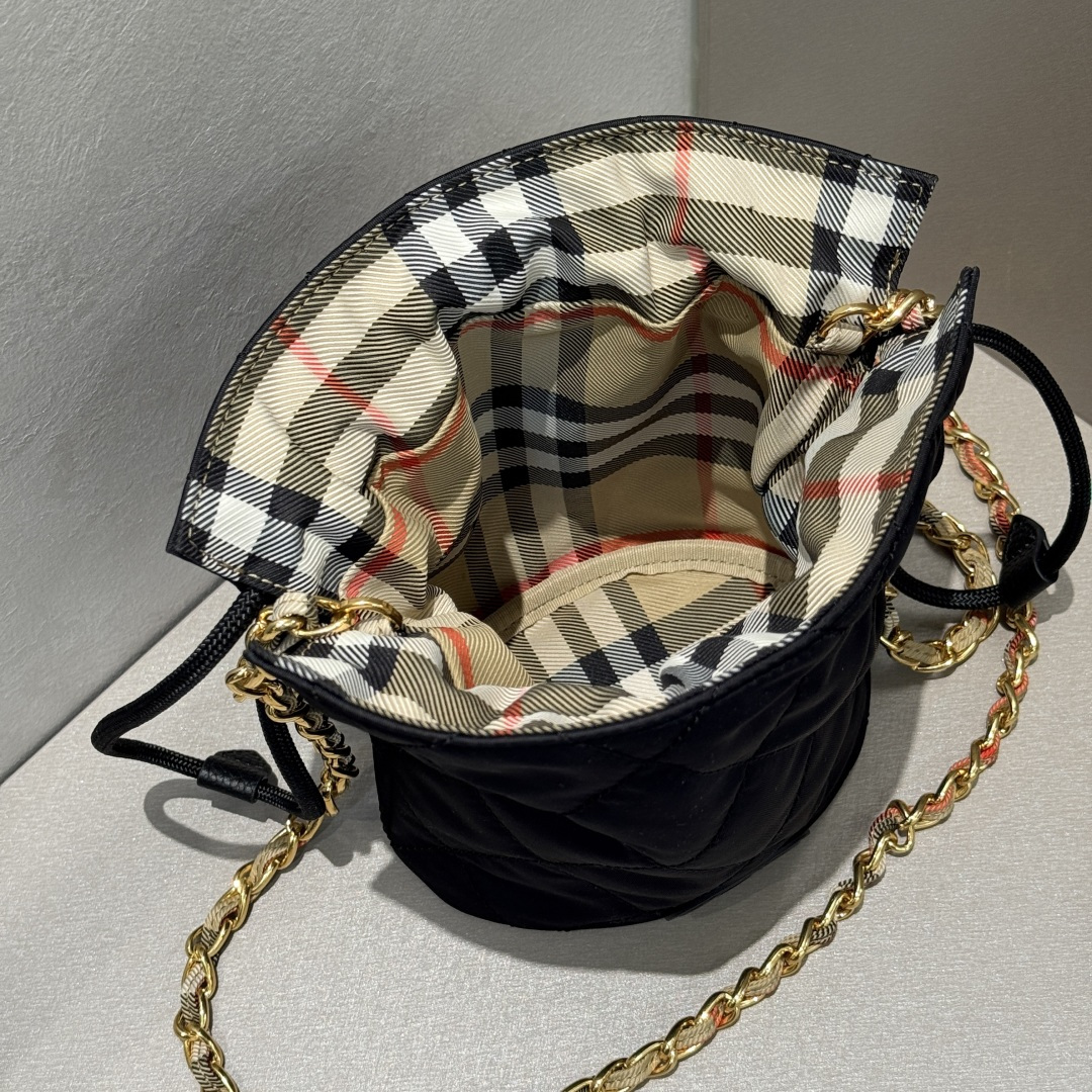 Bagsaaa Bv*b*rry Horseshoe Chain Pouch black - 19cm