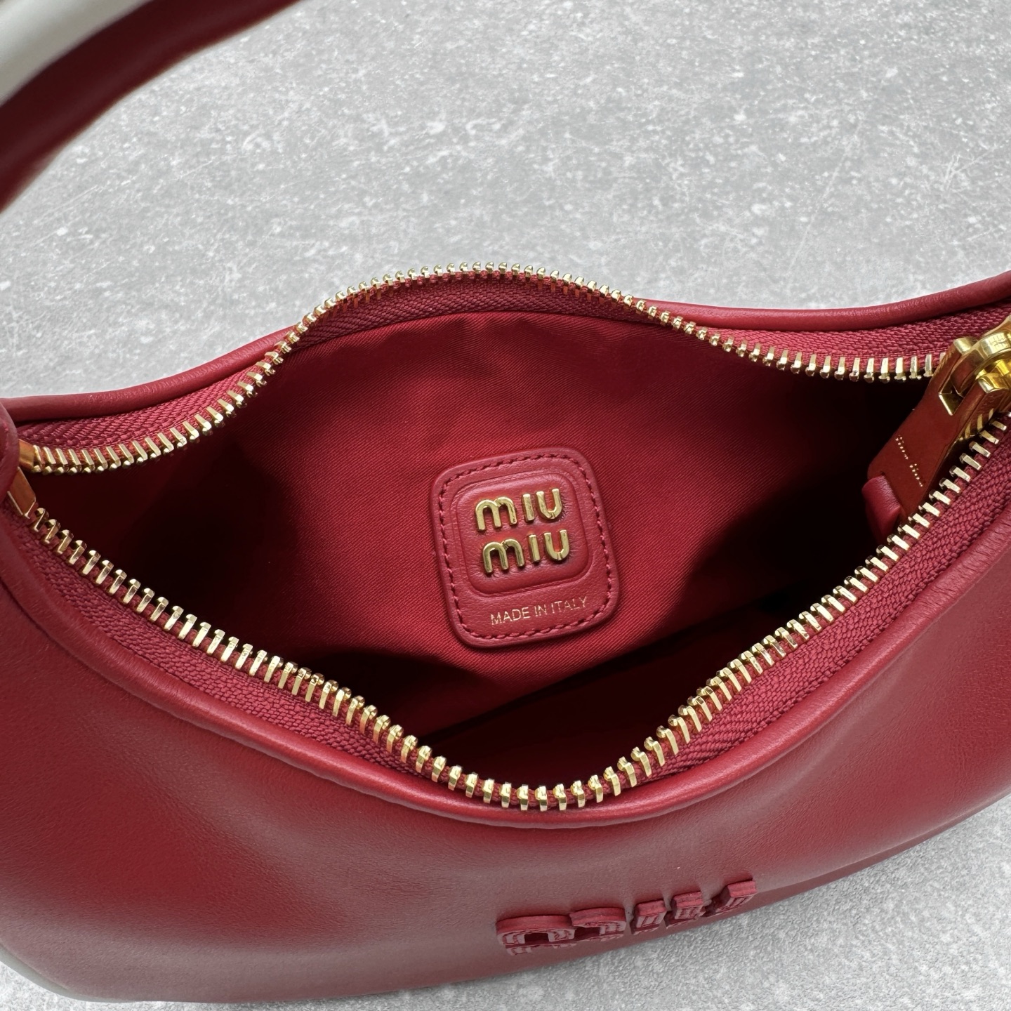 Bagsaaa red Miu Miu Wander bag in smooth leather with white contrast piping - 23cm