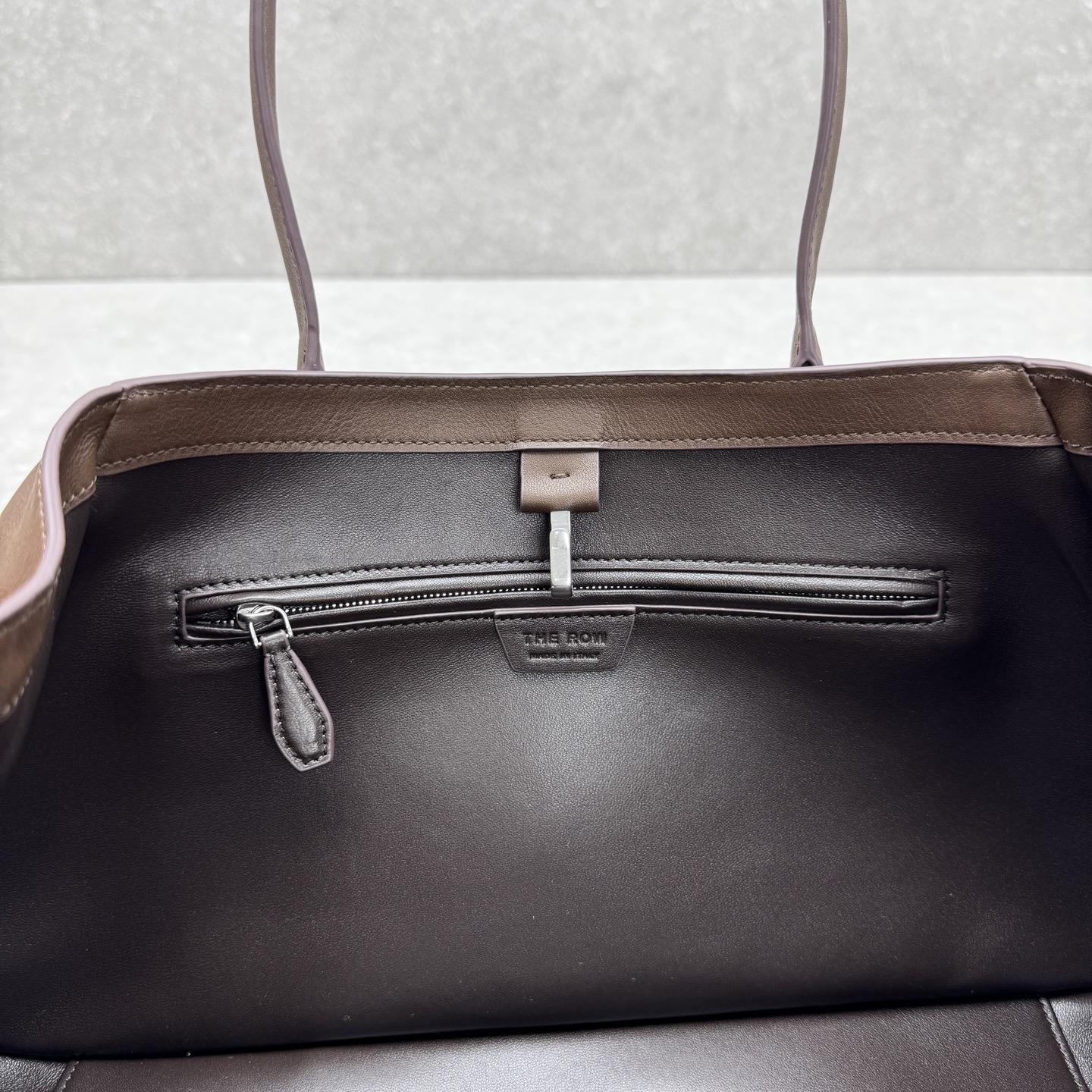 Bagsaaa The R0w Alger leather shoulder bag in deep brown color - 39cm