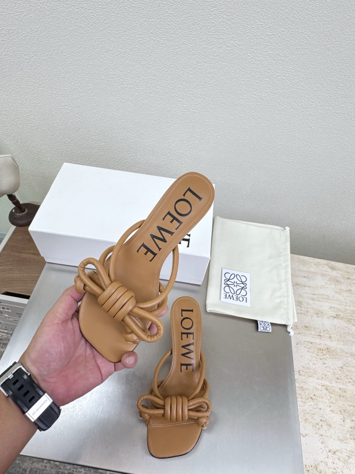 Bagsaaa L0ew* Flamenco Knot sandal in lambskin brown
